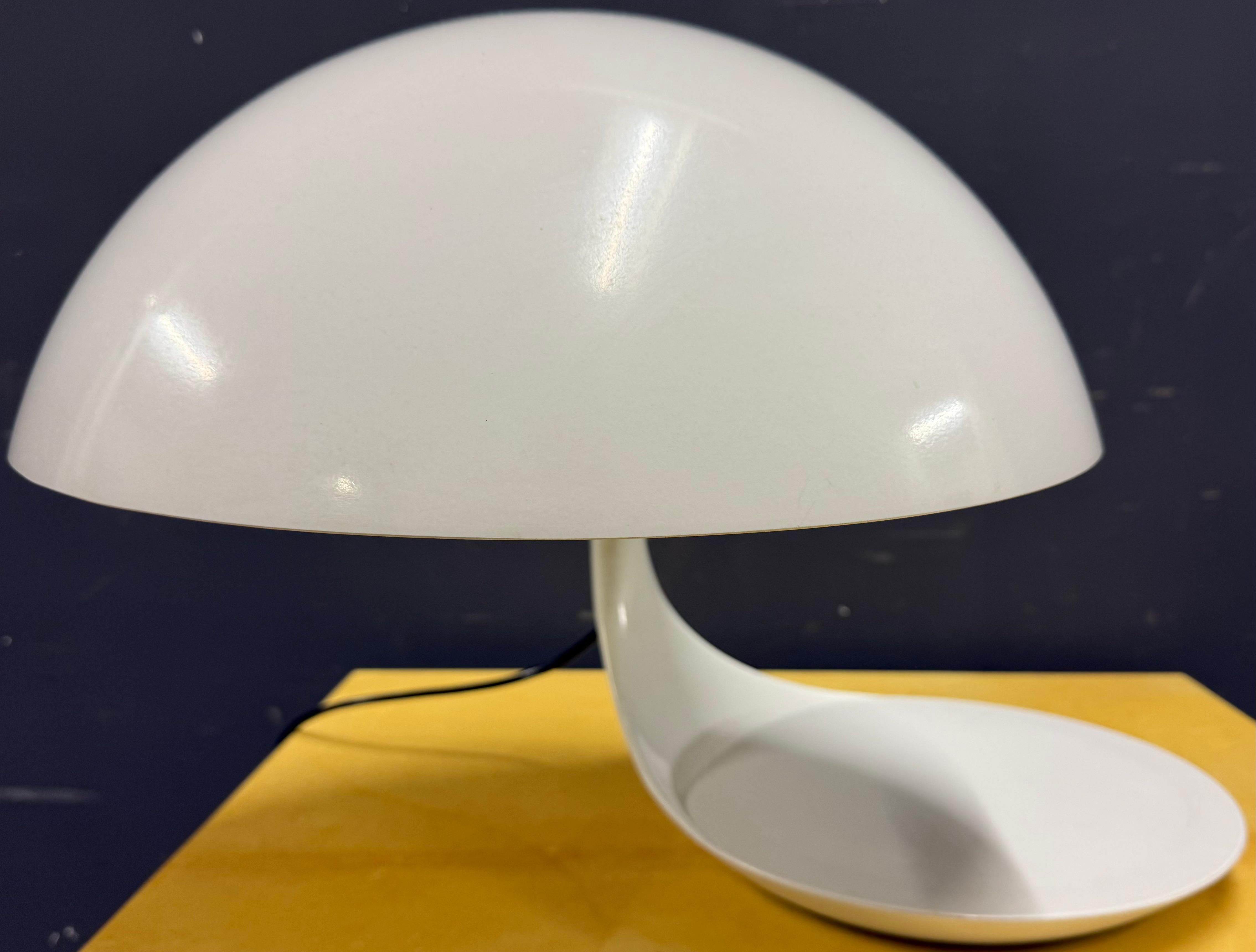 Italian 1. edition Cobra table lamp by Elio Martinelli For Sale