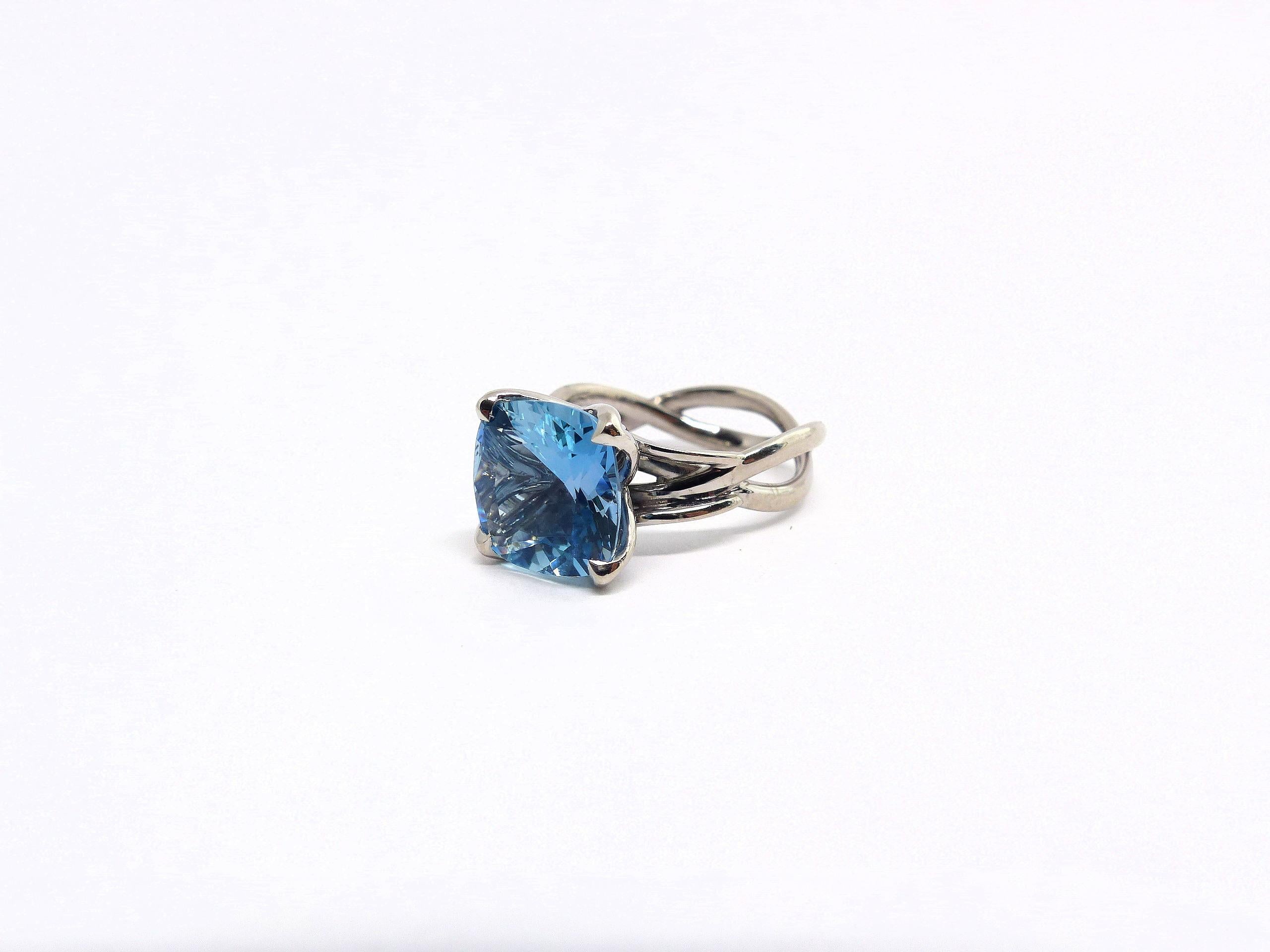 Ring in White Gold with 1 Aquamarine Cushion Shape 11x11mm. In New Condition For Sale In Idar-Oberstein, DE