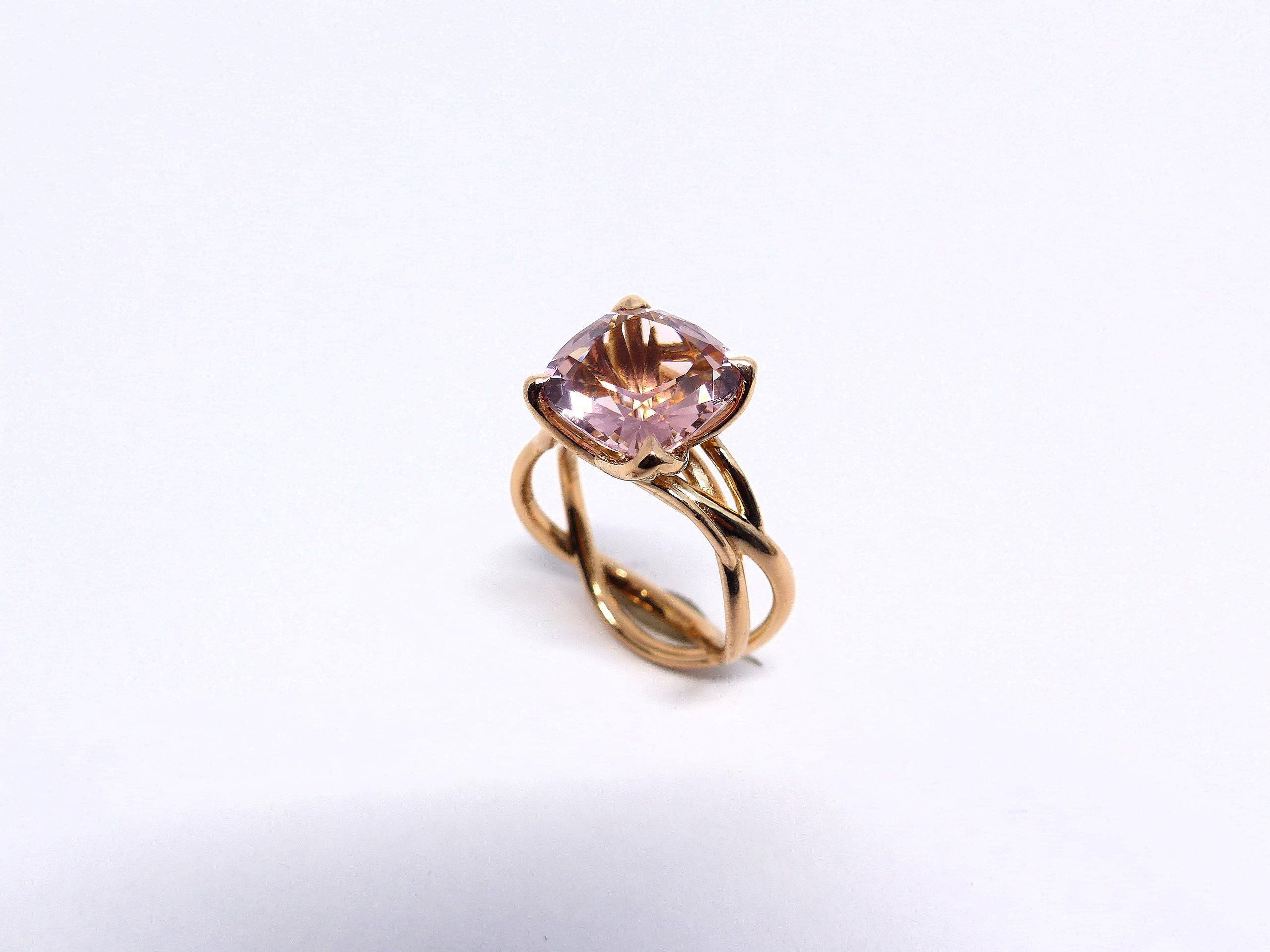 Thomas Leyser is renowned for his contemporary jewellery designs utilizing fine gemstones. 

This 18k rose gold (6.25g) ring is set with 1x fine Morganite (facetted, cushion, 11x11mm, 4.35ct). 

Ringsize: 7 1/4