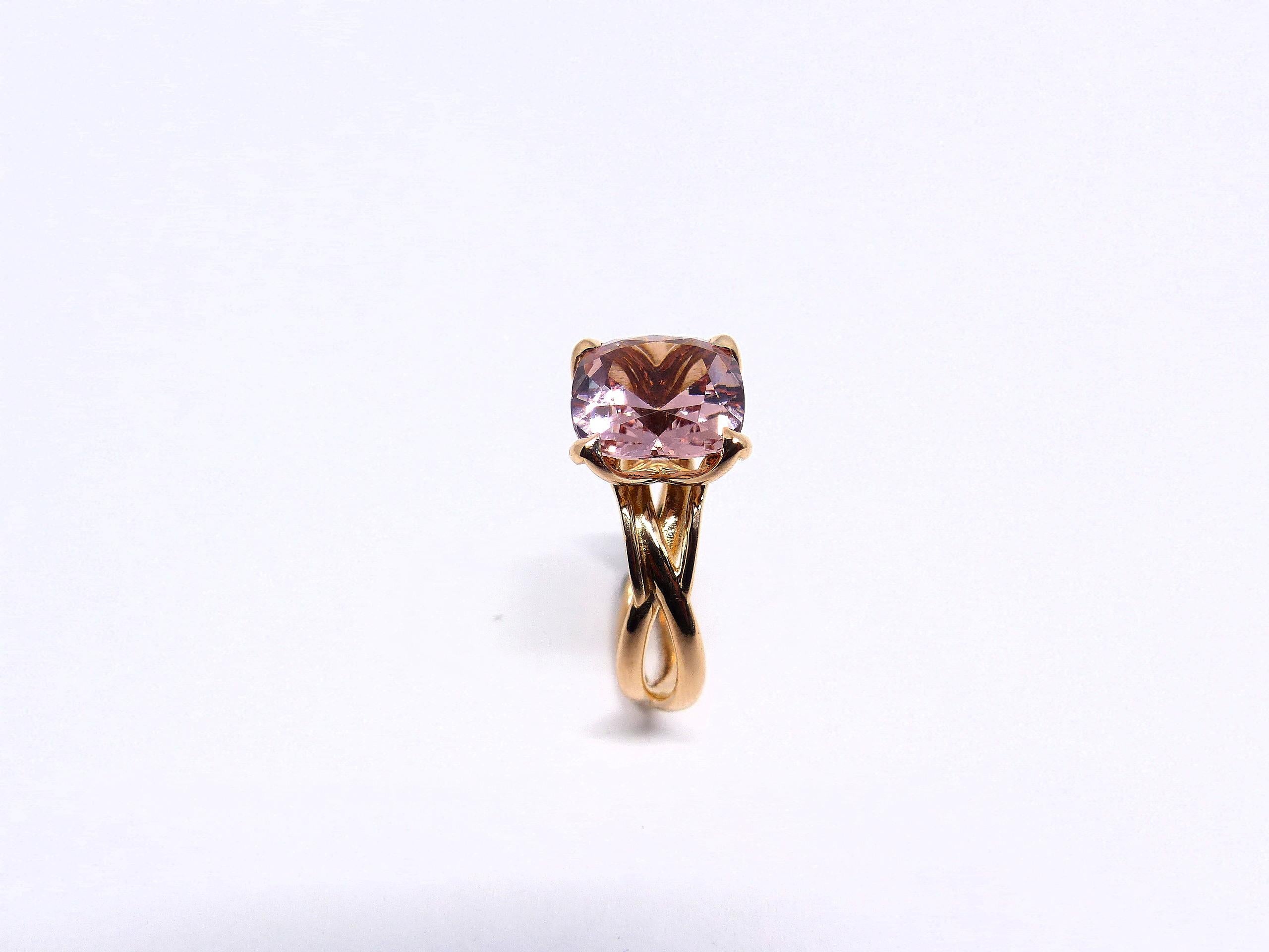 Contemporain Or rose 4,35 carats. Bague dôme en morganite en vente