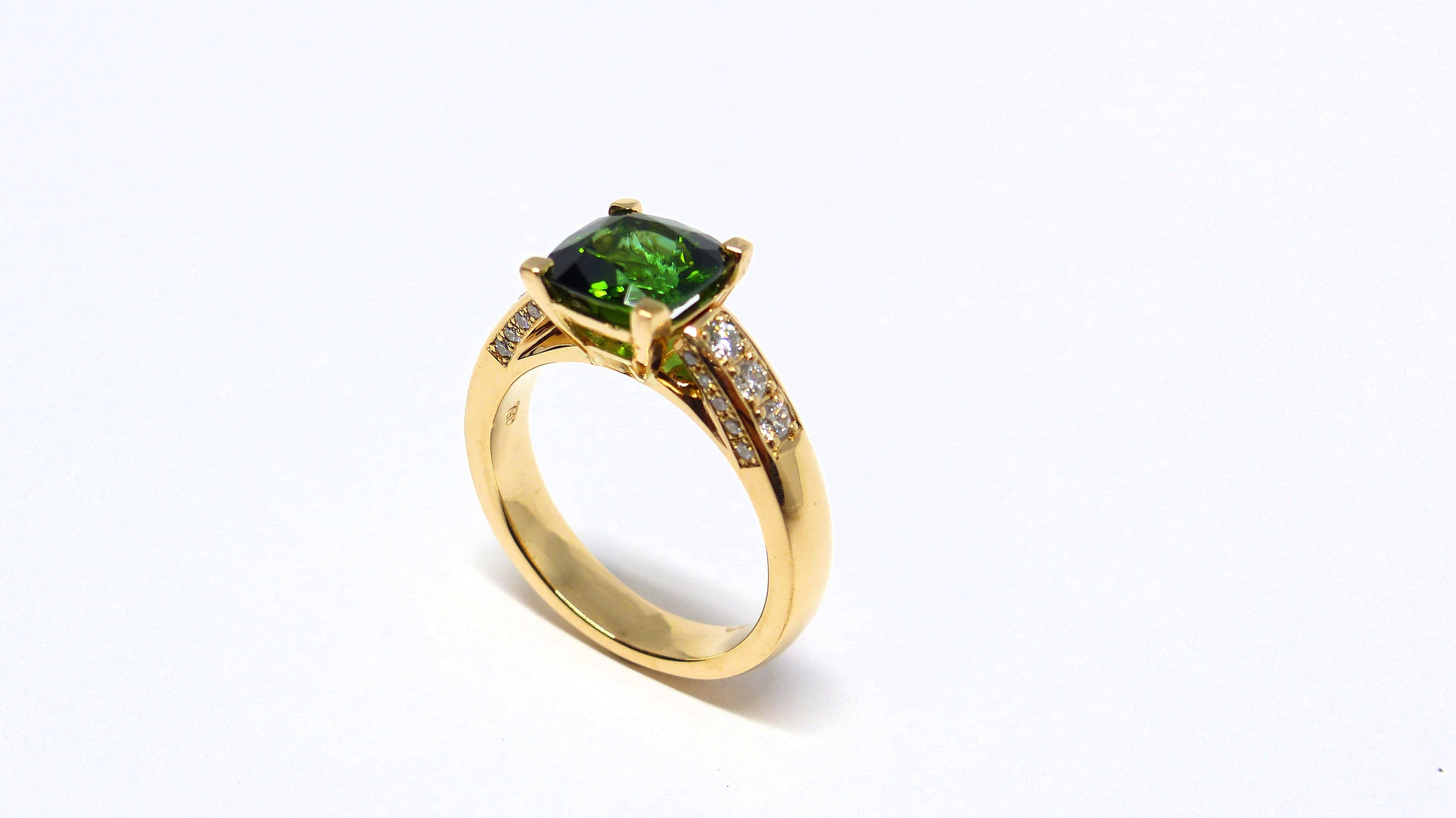 Thomas Leyser est réputé pour ses créations de bijoux contemporains utilisant des pierres précieuses fines. 

Cette bague en or rose 18k (6,60g) est sertie d'une tourmaline verte intense (facettée, coussin, 7,5mm, 1,85ct) et de 26 diamants (taille