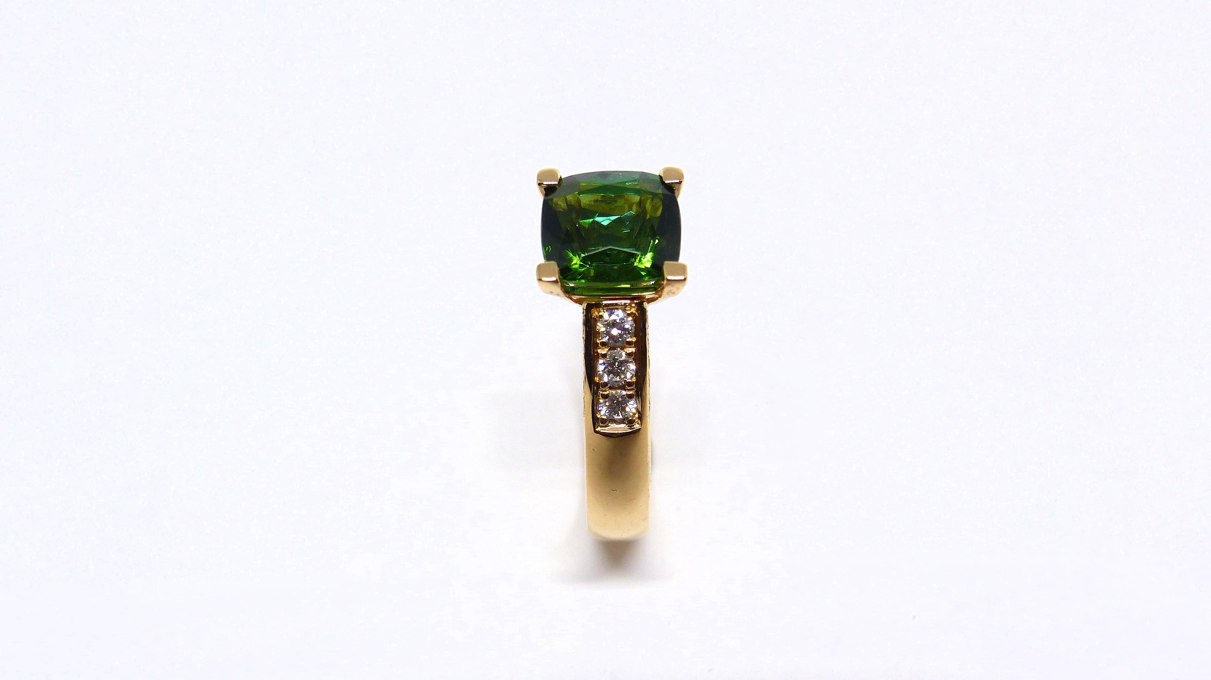 Bague en or rose avec 1 tourmaline verte en forme de coussin et diamants.  Neuf - En vente à Idar-Oberstein, DE
