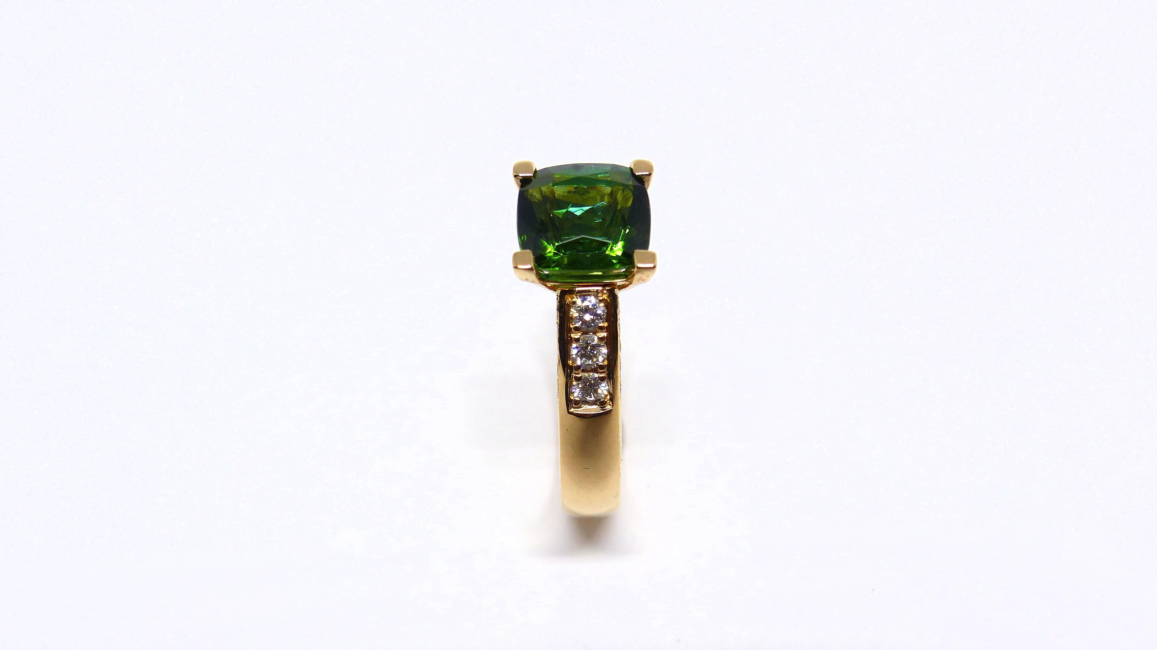 Ring in Rose Gold with 1 Green Tourmaline Cushion Shape and Diamonds. In New Condition For Sale In Idar-Oberstein, DE
