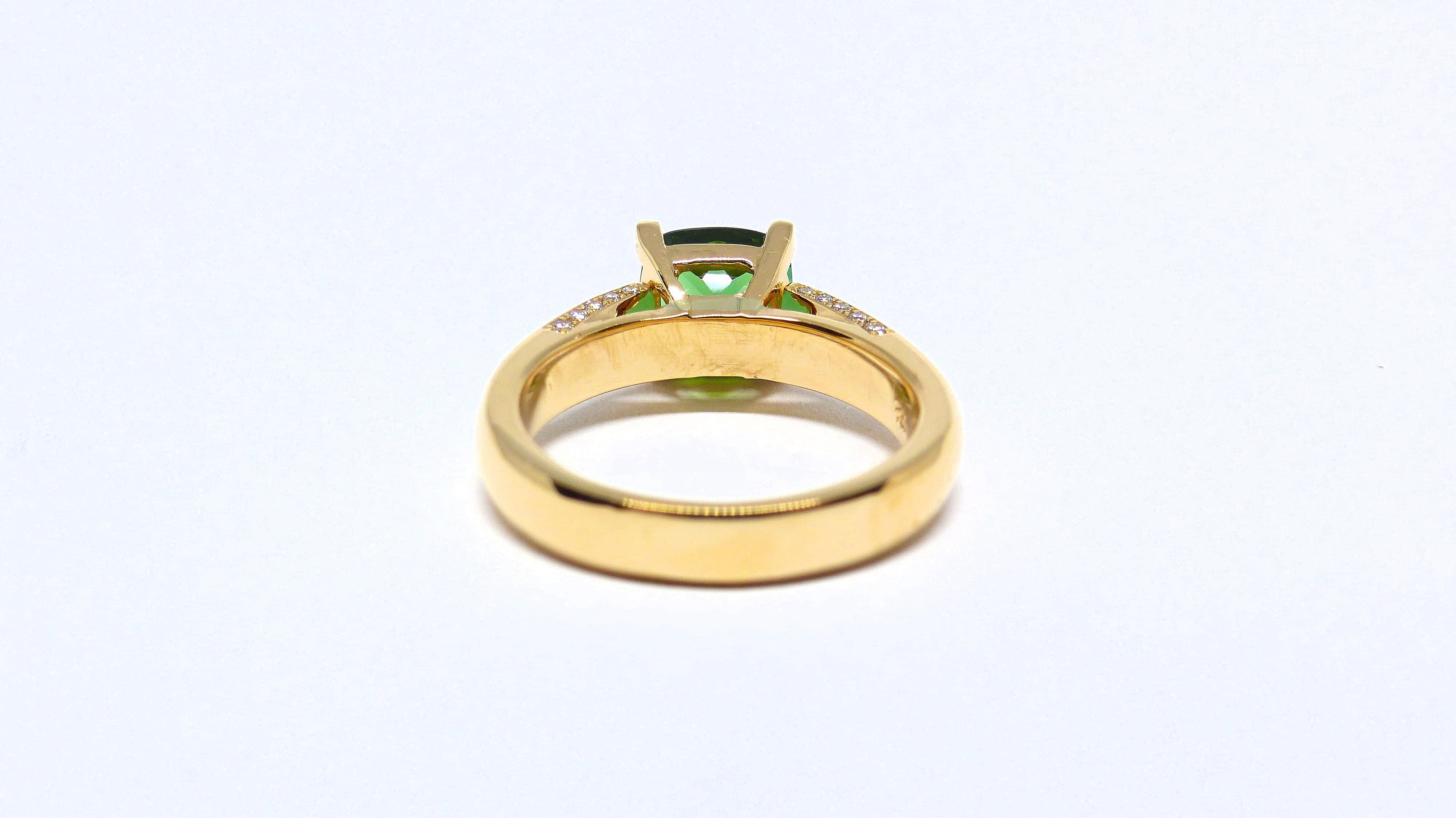 Bague en or rose avec 1 tourmaline verte en forme de coussin et diamants.  Pour femmes en vente