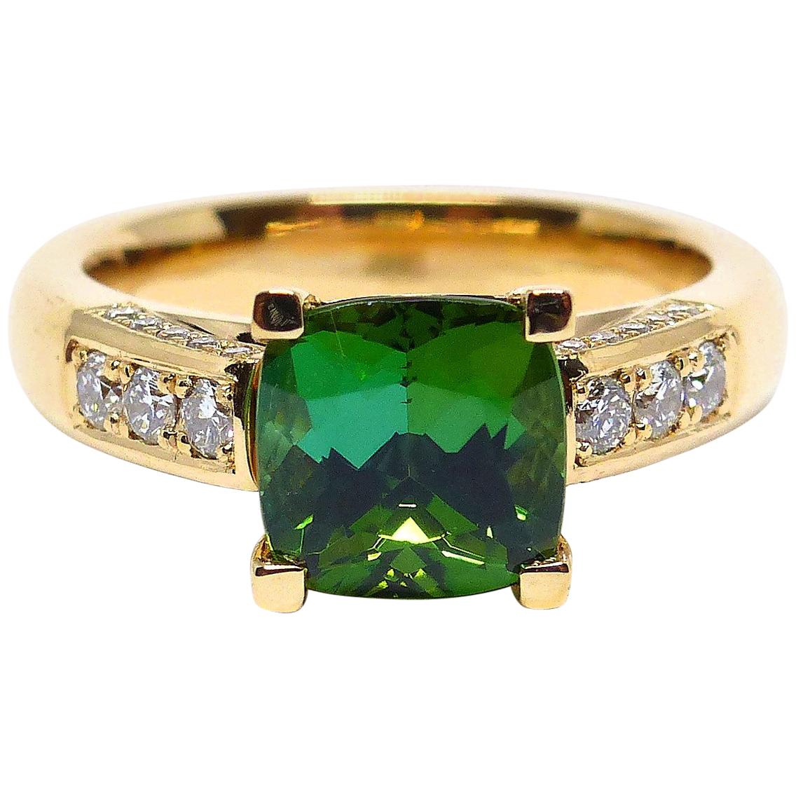 Ring aus Roségold mit 1 grünem Turmalin in Kissenform und Diamanten. 