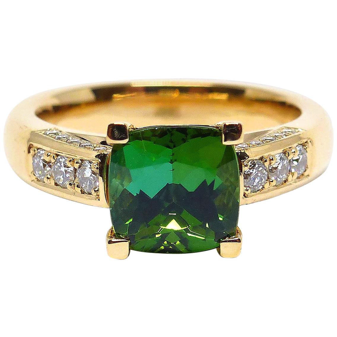 Bague en or rose avec 1 tourmaline verte en forme de coussin et diamants.  en vente