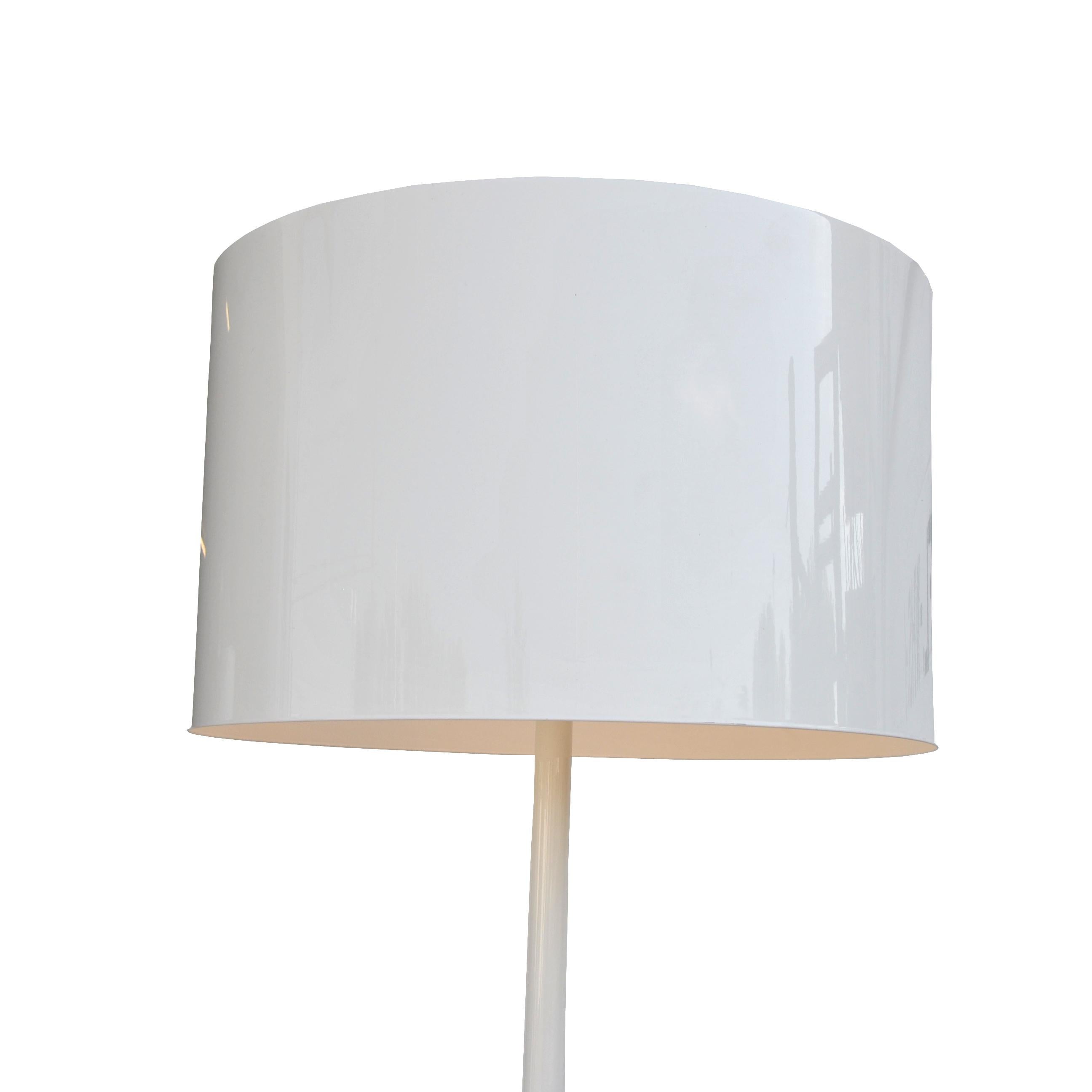 Flos

1 Flos spun light floor lamp by Sebastian Wong

 
Flos tulip base lamp with a drum shade evokes a classic contemporary styling in metal & aluminum with a glossy finish.


A dimmer is fitted on the 96-inch polarized cord.

 