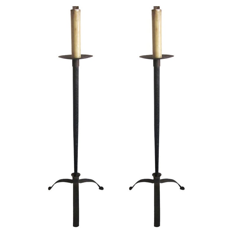 1 Lampadaire en fer forgé martelé français du milieu du siècle c. 1940