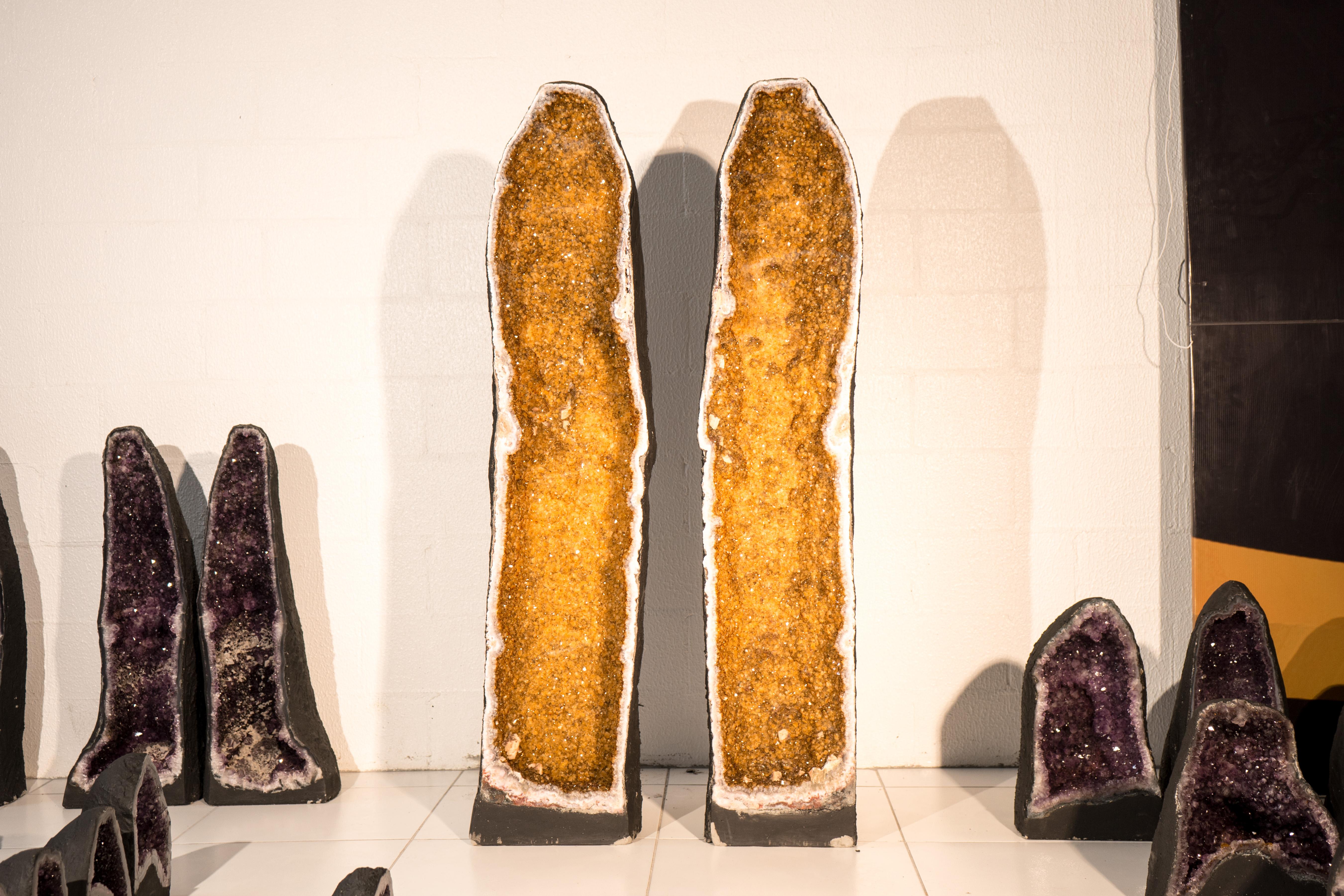 Dieses Paar Citrin-Geoden in nahezu perfekter Kathedralenform ist Teil derselben Geode und zeigt eine natürliche Kunstform, die aus Tausenden von kleinen und mittelgroßen orangefarbenen Citrinspitzen besteht, die auf natürliche Weise auf einer