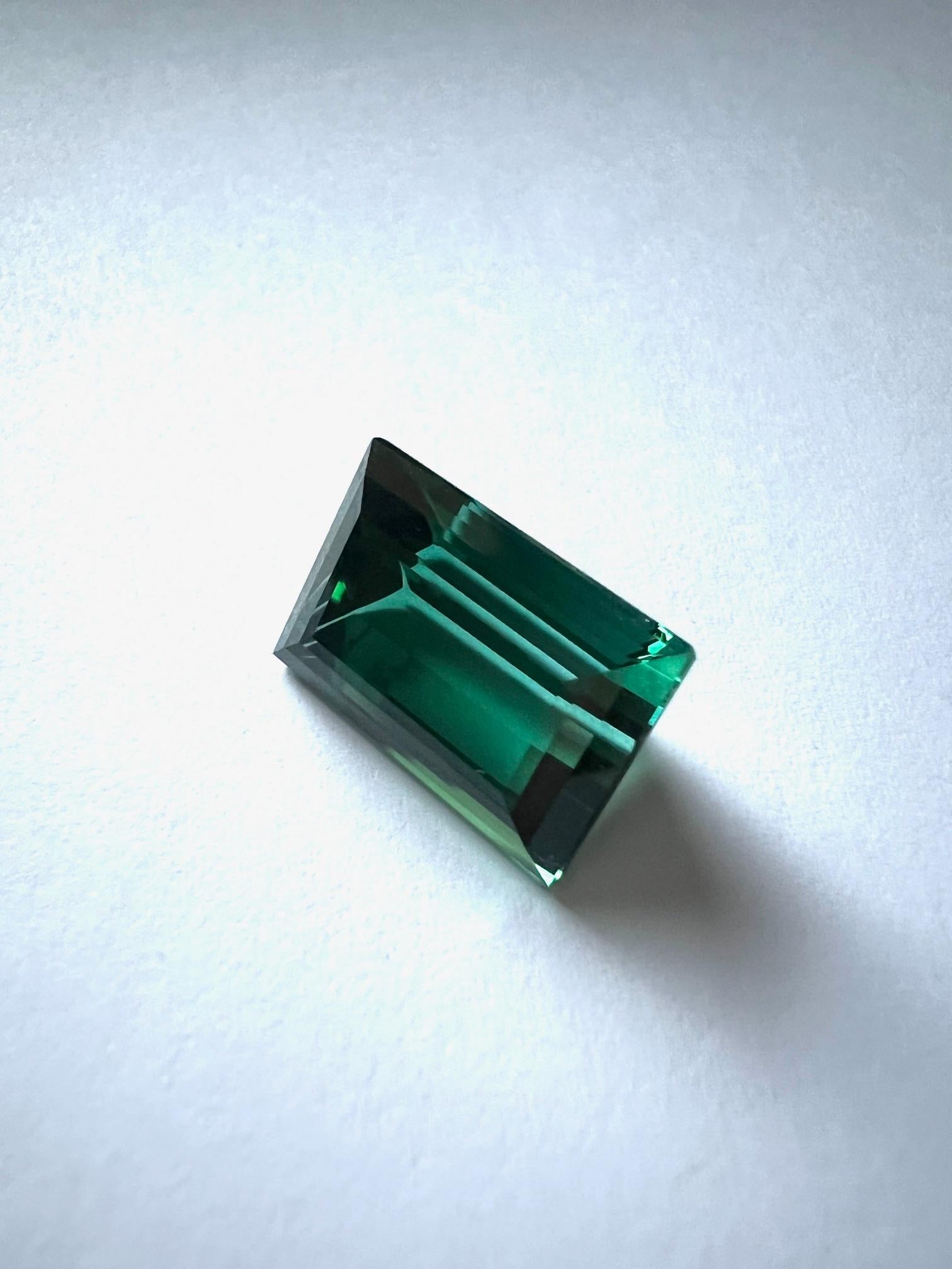 Baguette Cut 1 green Tourmaline fac. 13.27c. octagonal shape For Sale