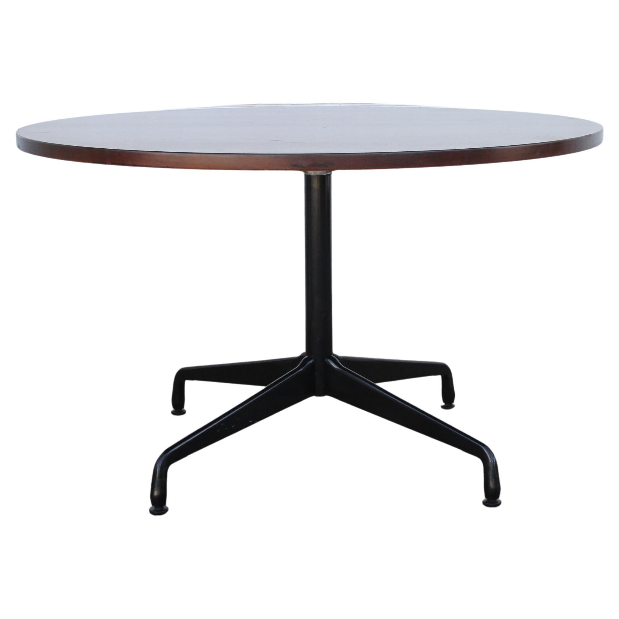 1 table de groupe Herman Miller Eames 42