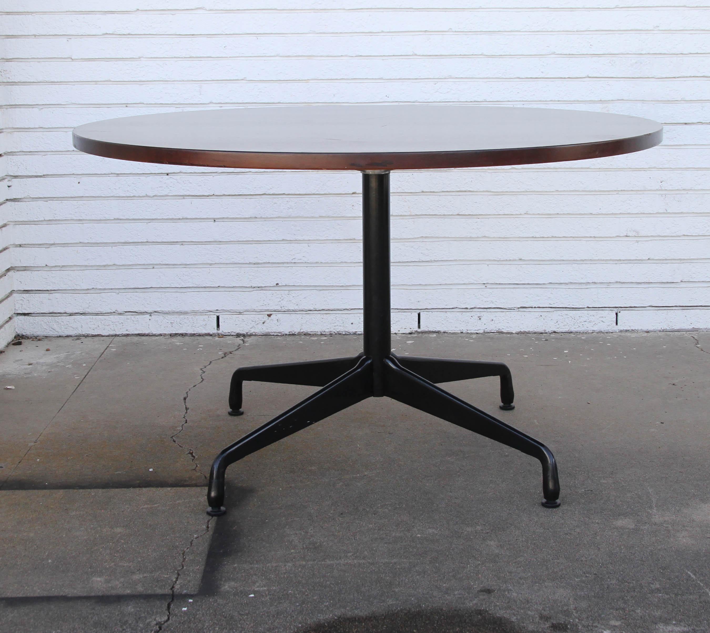 1 tavolo da conferenza o da pranzo Herman Miller Eames da 48 pollici.


Charles Eames nacque a St. Louis, nel Missouri, nel 1907. Ray Kaiser Eames nacque a Sacramento, in California, nel 1912. Si sono conosciuti alla Cranbrook Academy of Arts in