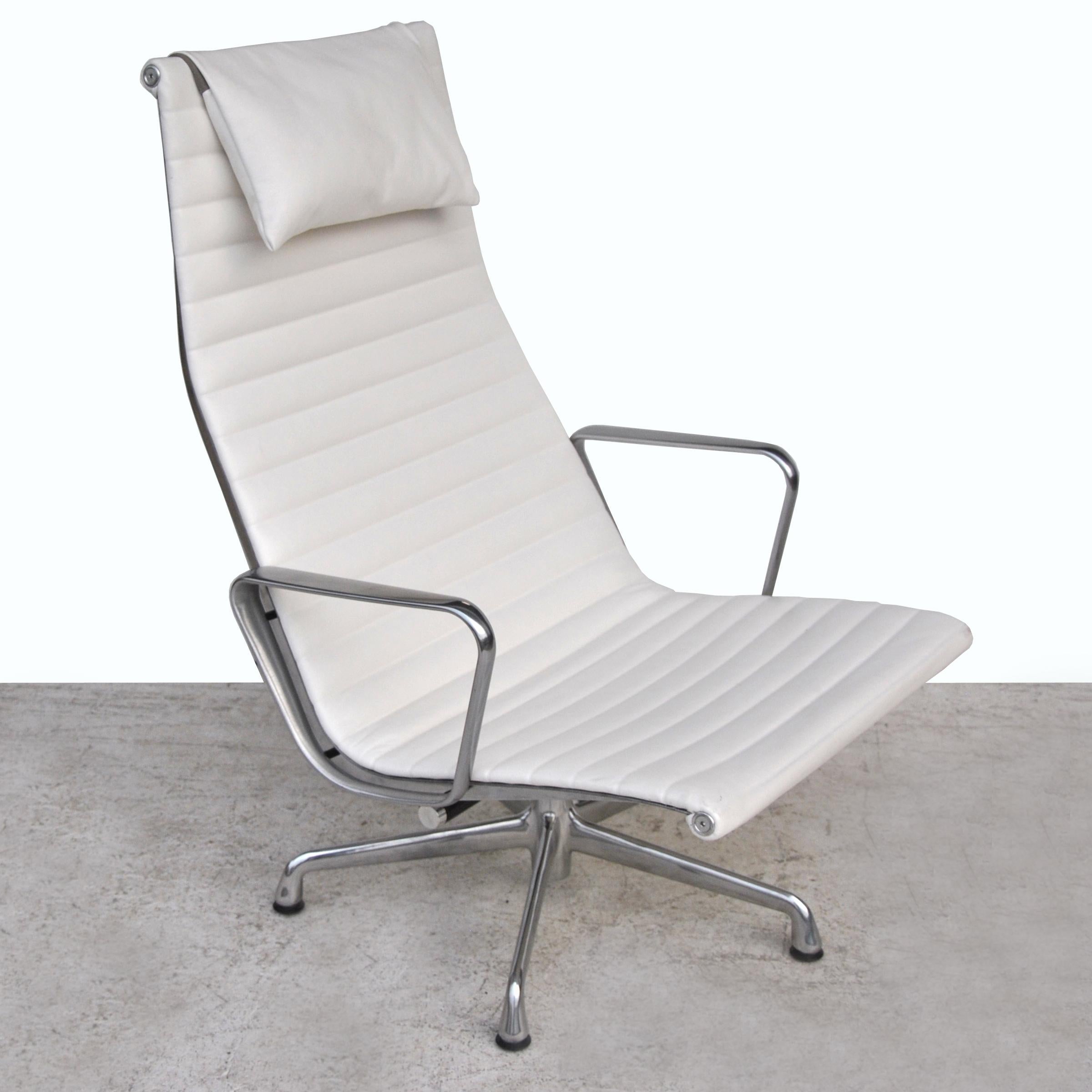 Herman Miller

Charles and Ray Eames
Charles and Ray married in 1941 and moved to California where they continued their furniture design work with molding plywood. During the war they were commissioned by the Navy to produce molded plywood