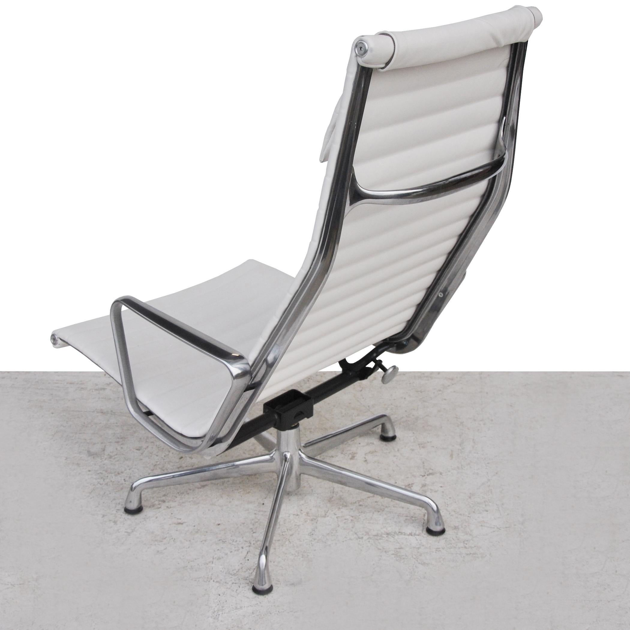 '1' Herman Miller Eames Aluminum Group Lounge Chair In Good Condition In Pasadena, TX