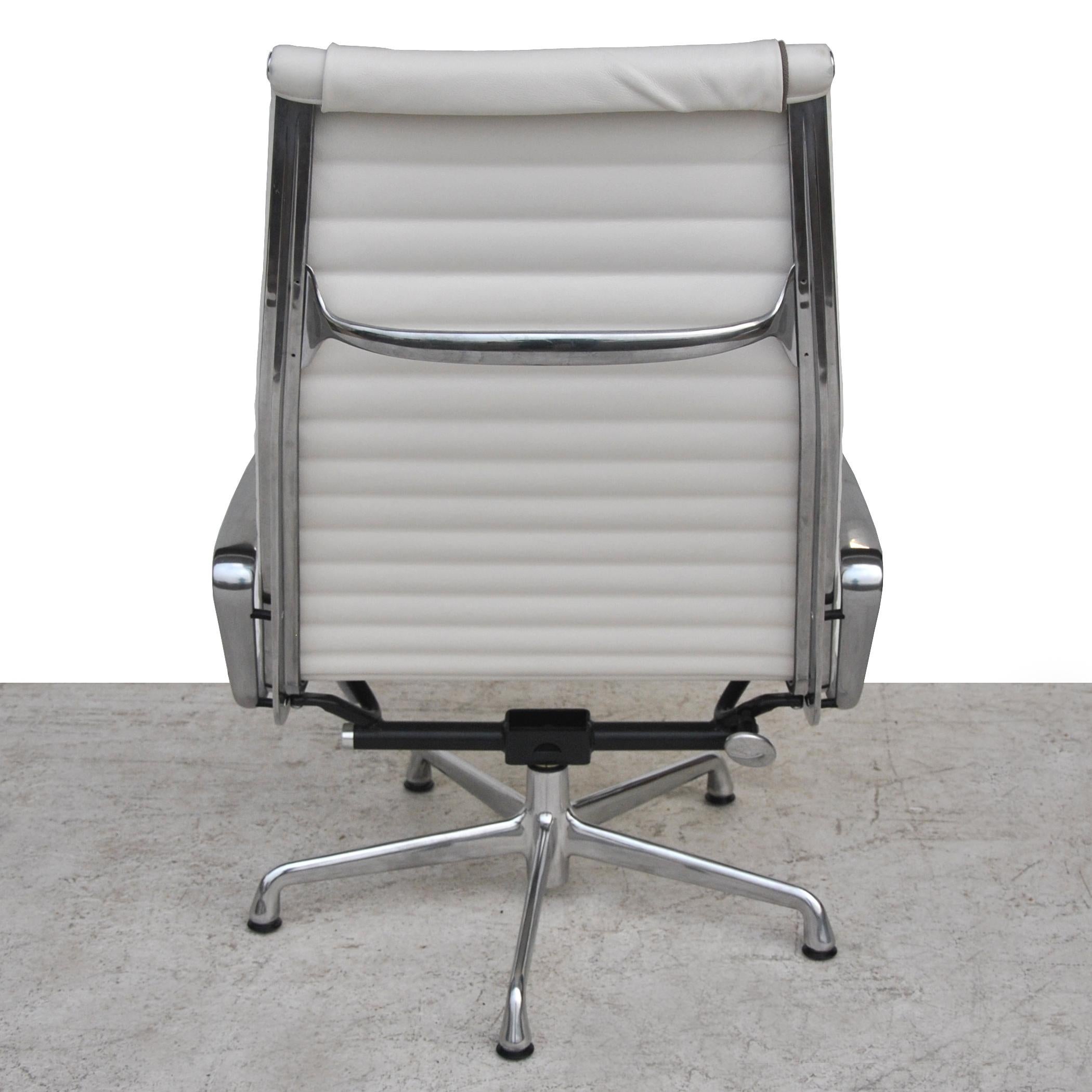 Contemporary '1' Herman Miller Eames Aluminum Group Lounge Chair
