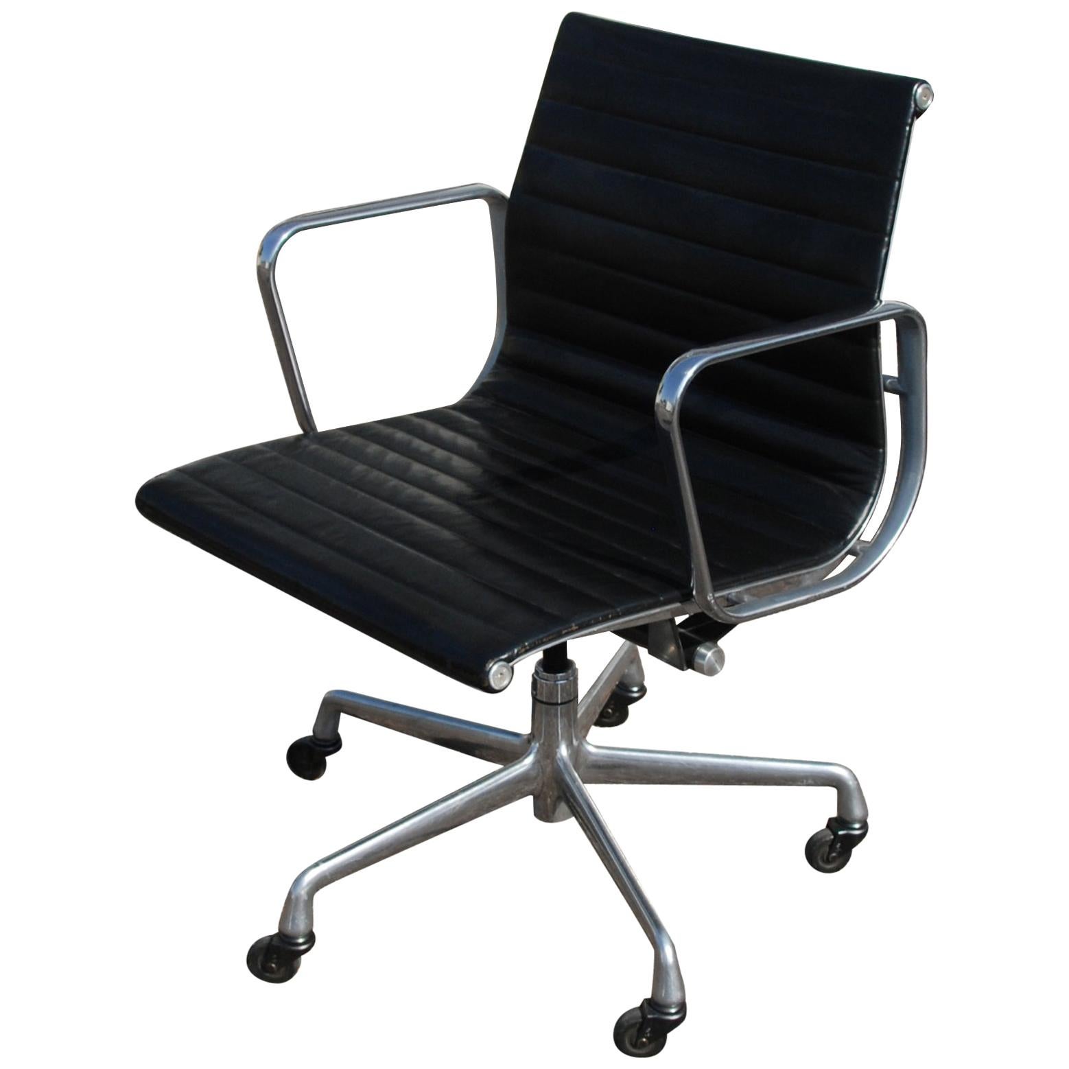 Eames Soft Pad Management Chair Model EA434 at 1stDibs