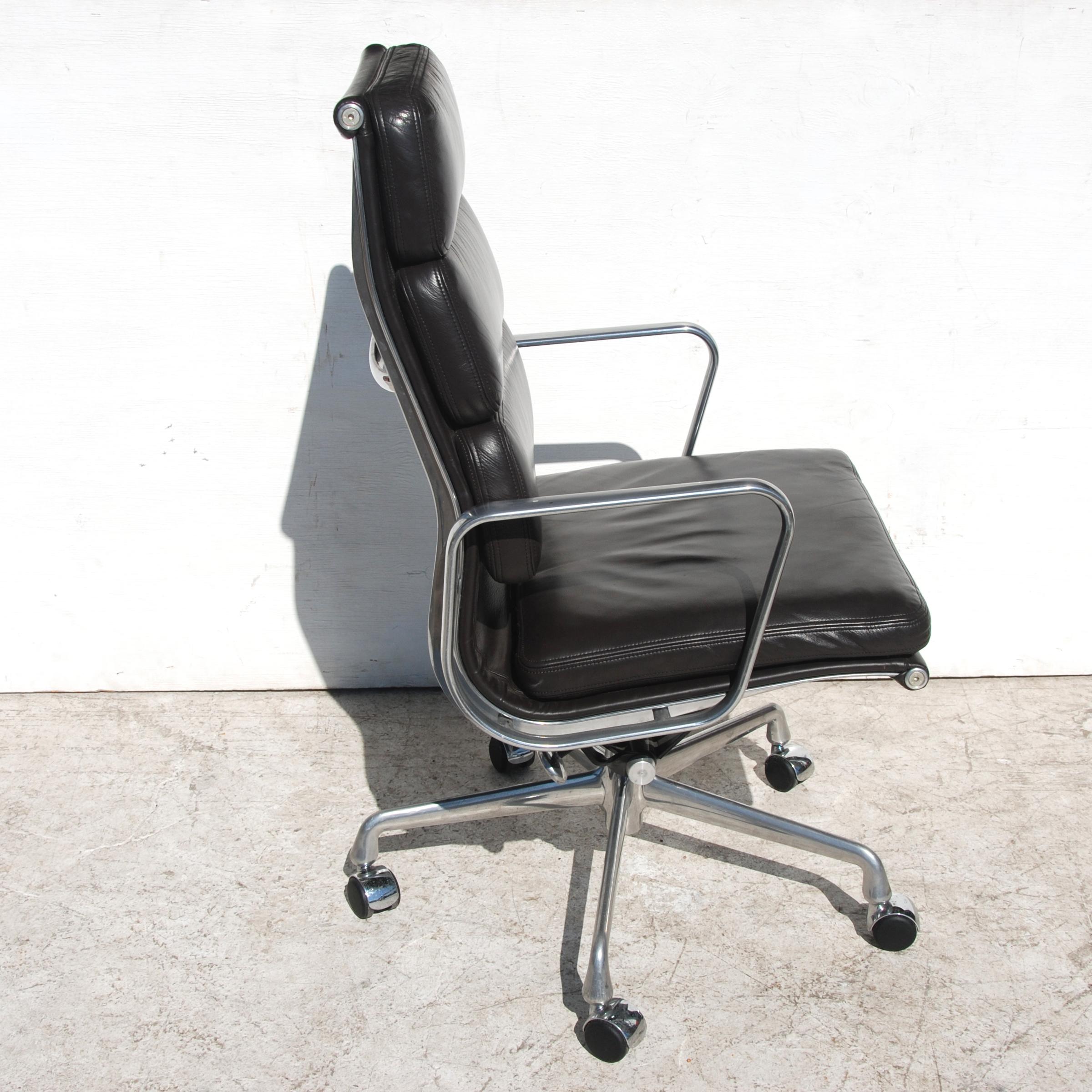 Similar in design to the Aluminum Group series of chairs, the Soft Pad Group offers the same aesthetic with the addition of plush and individually upholstered cushions to the seat and back all on a lightweight, aluminum frame. A comfortable