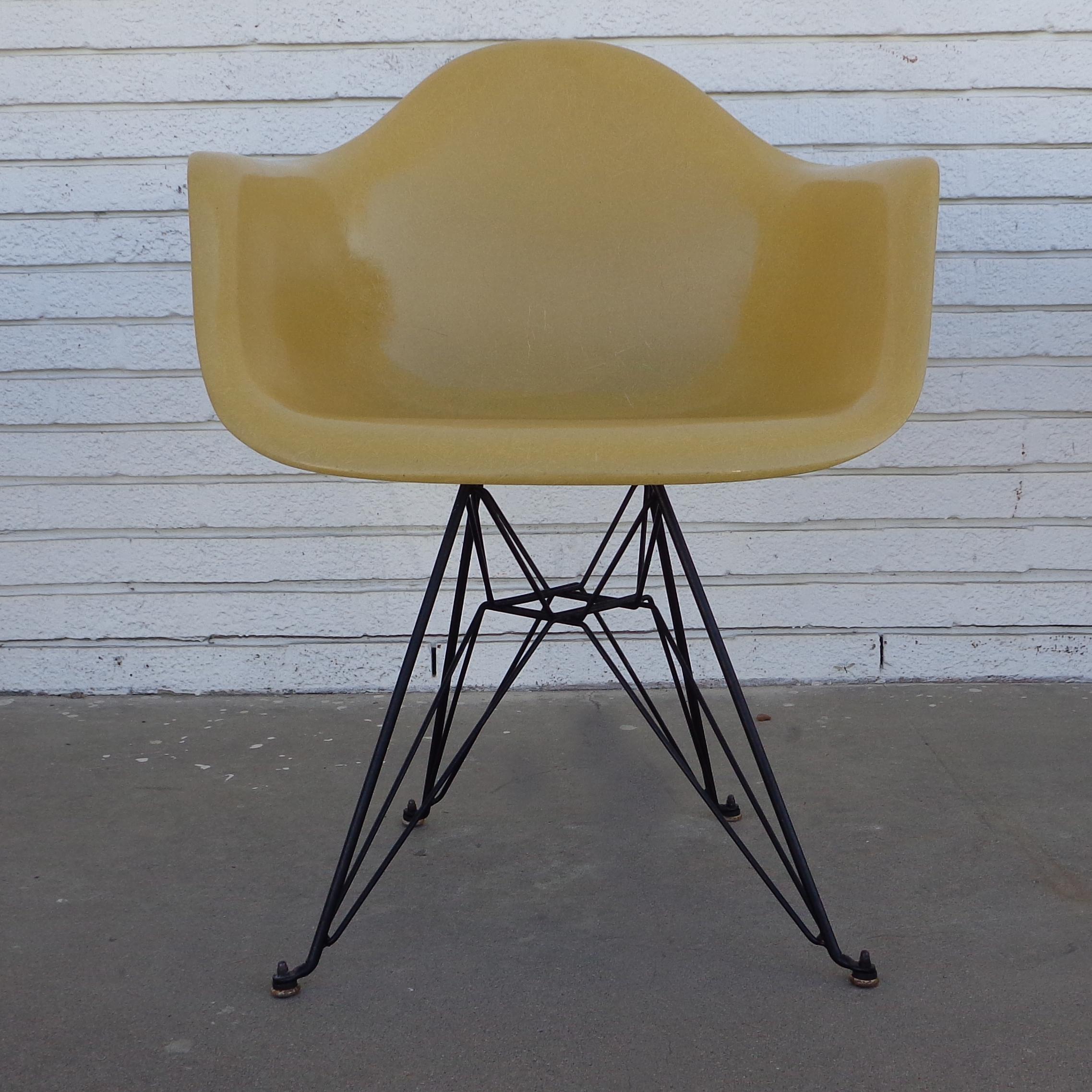 1 Herman Miller Eames Base DAR Eiffel en fibre de verre en forme de coquille Bon état - En vente à Pasadena, TX