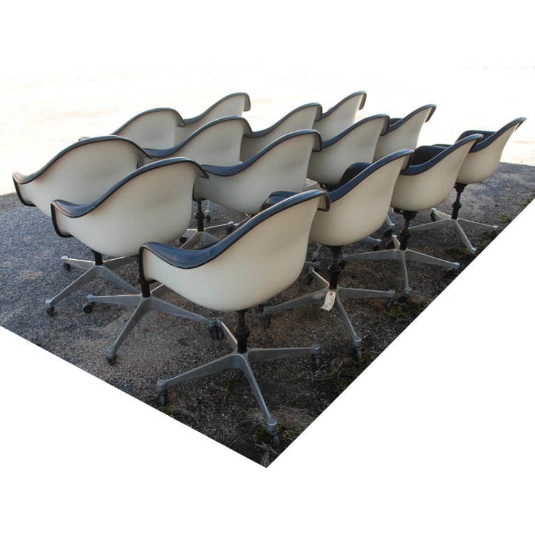 1 Herman Miller Eames Fiberglass Vinyl Shell Chair on Castors For Sale 1