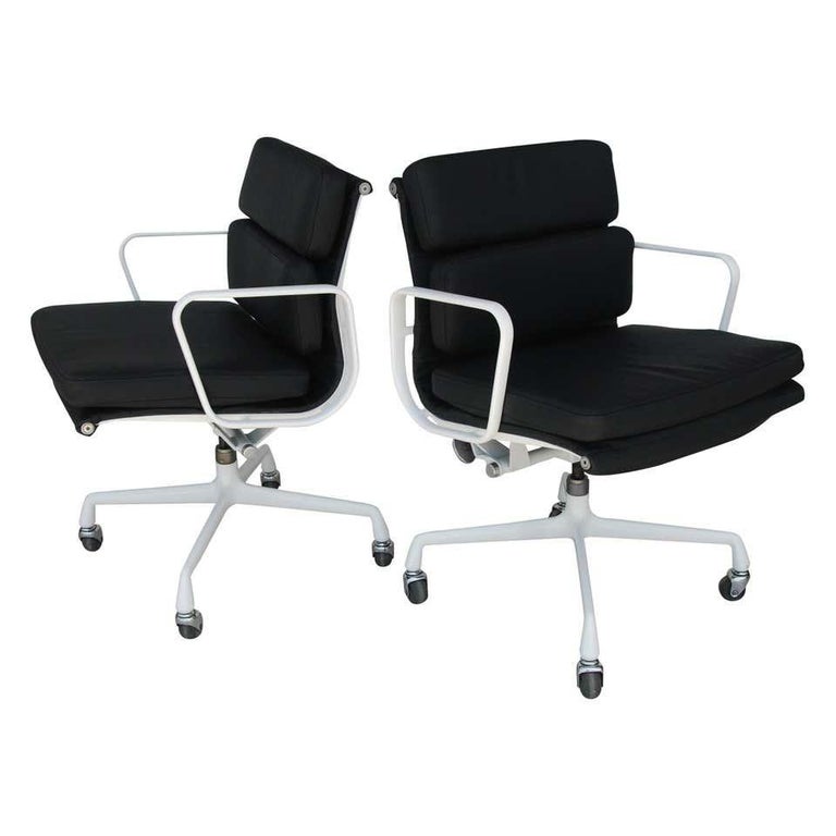 1 Herman Miller Eames Fiberglass Vinyl Shell Chair on Castors For Sale 2