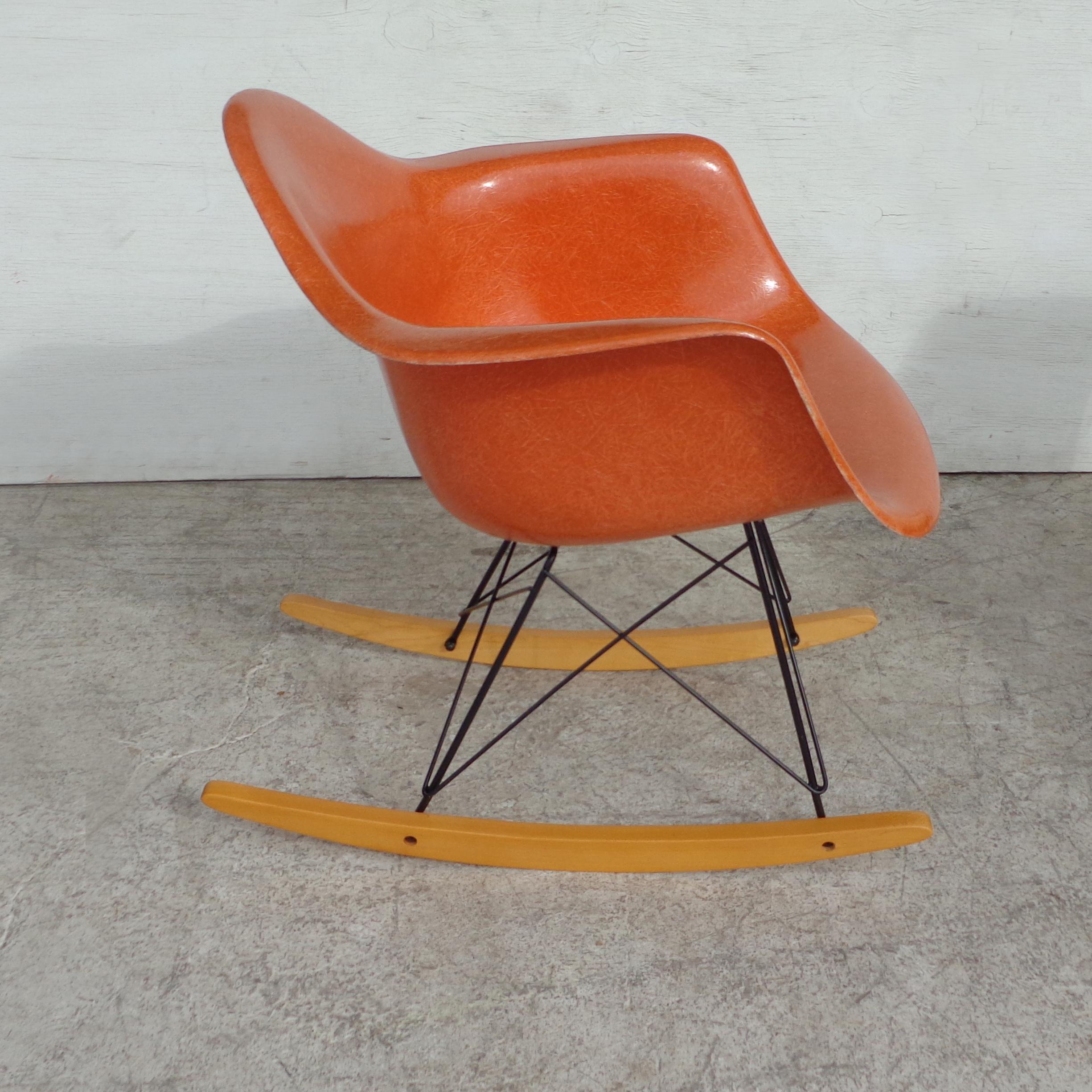 Mid-Century Modern 1 Herman Miller Orange Shell Fiberglass RAR Rocker par Eames en vente
