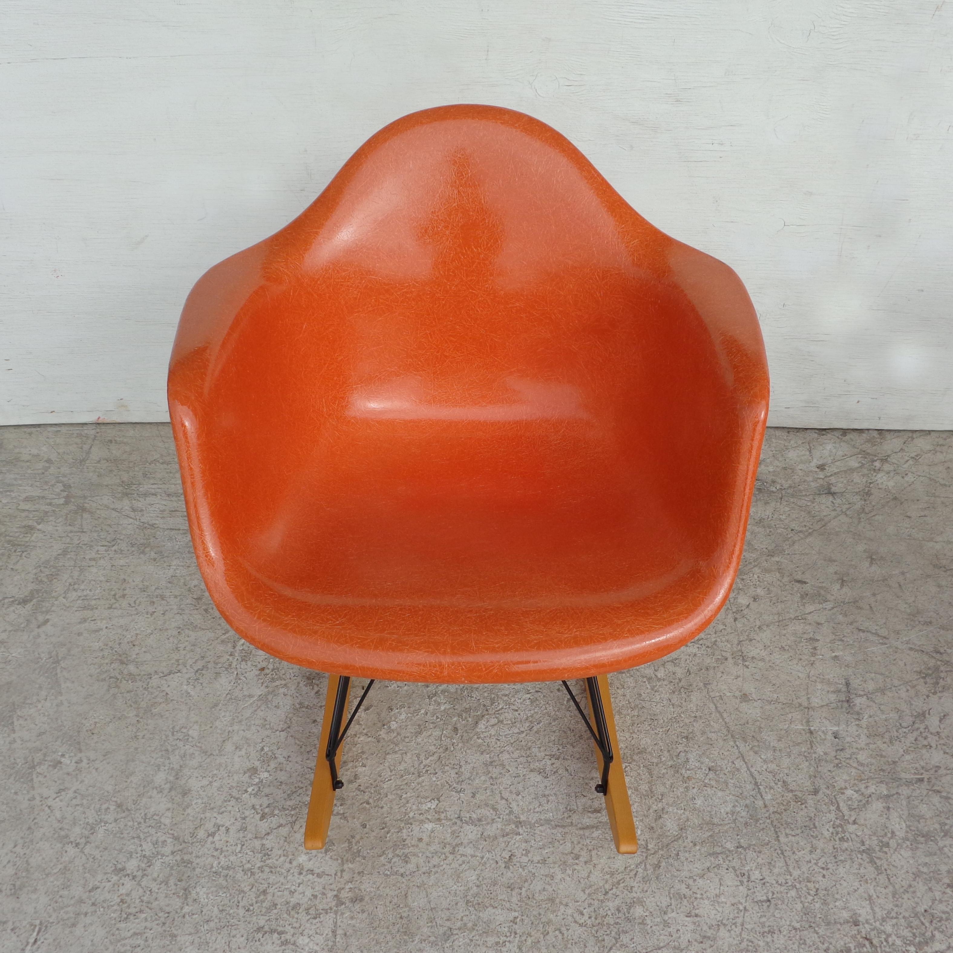 1 mecedora RAR de Herman Miller de fibra de vidrio y concha naranja de Eames Moderno de mediados de siglo