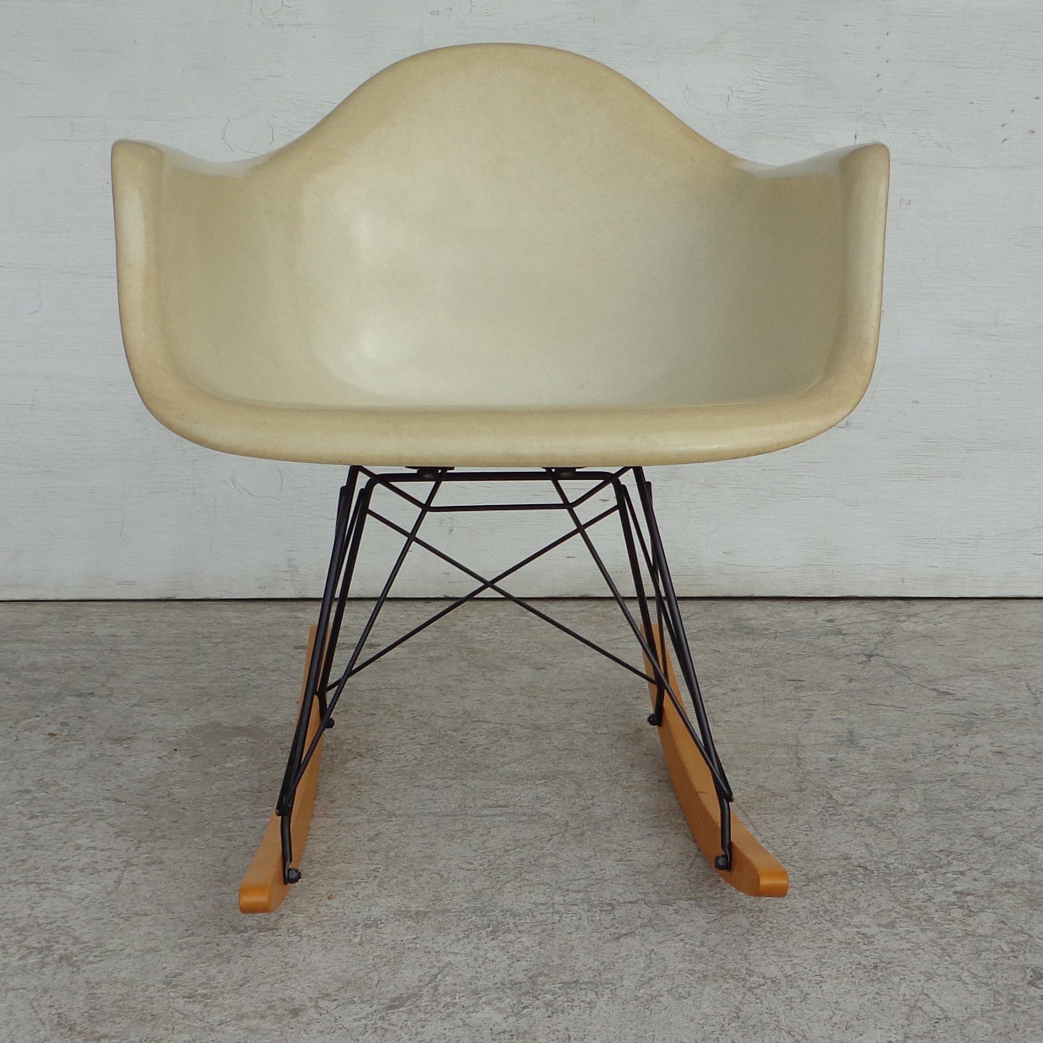 Herman Miller shell fiberglass rocker
Manufactured in the 1960s-1970s this rocker is one of the most iconic designs from Charles and Ray Eames.

RAR rocking chair by Charles and Ray Eames and manufactured by Herman Miller. Bright parchment shell