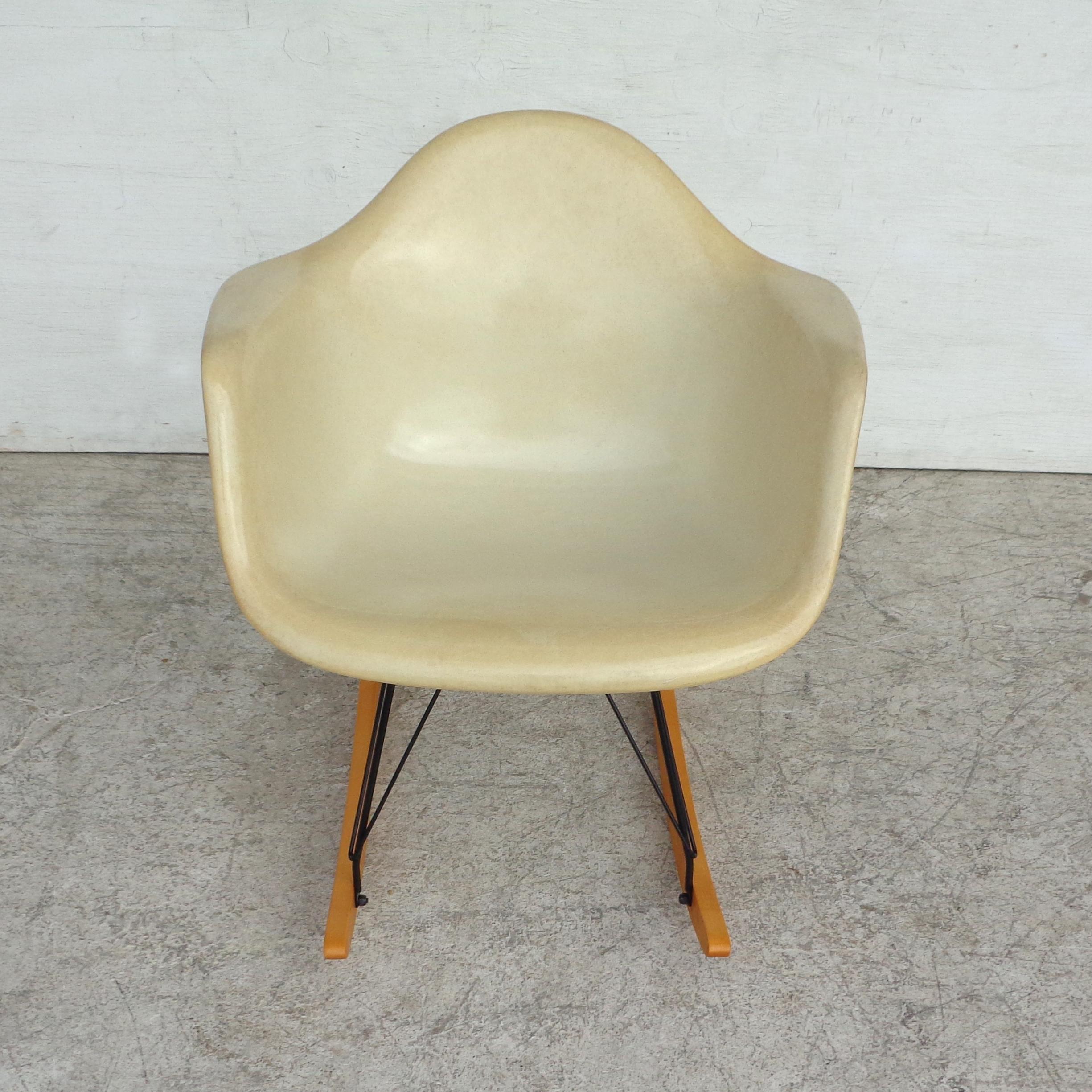 1 dondolo RAR di Herman Miller in fibra di vetro con guscio in pergamena di Eames

 
Prodotto negli anni '60-'70, questo dondolo è uno degli am designs più iconici di Charles and Ray Eames.
 
Sedia a dondolo RAR di Charles and Ray Eames e prodotta