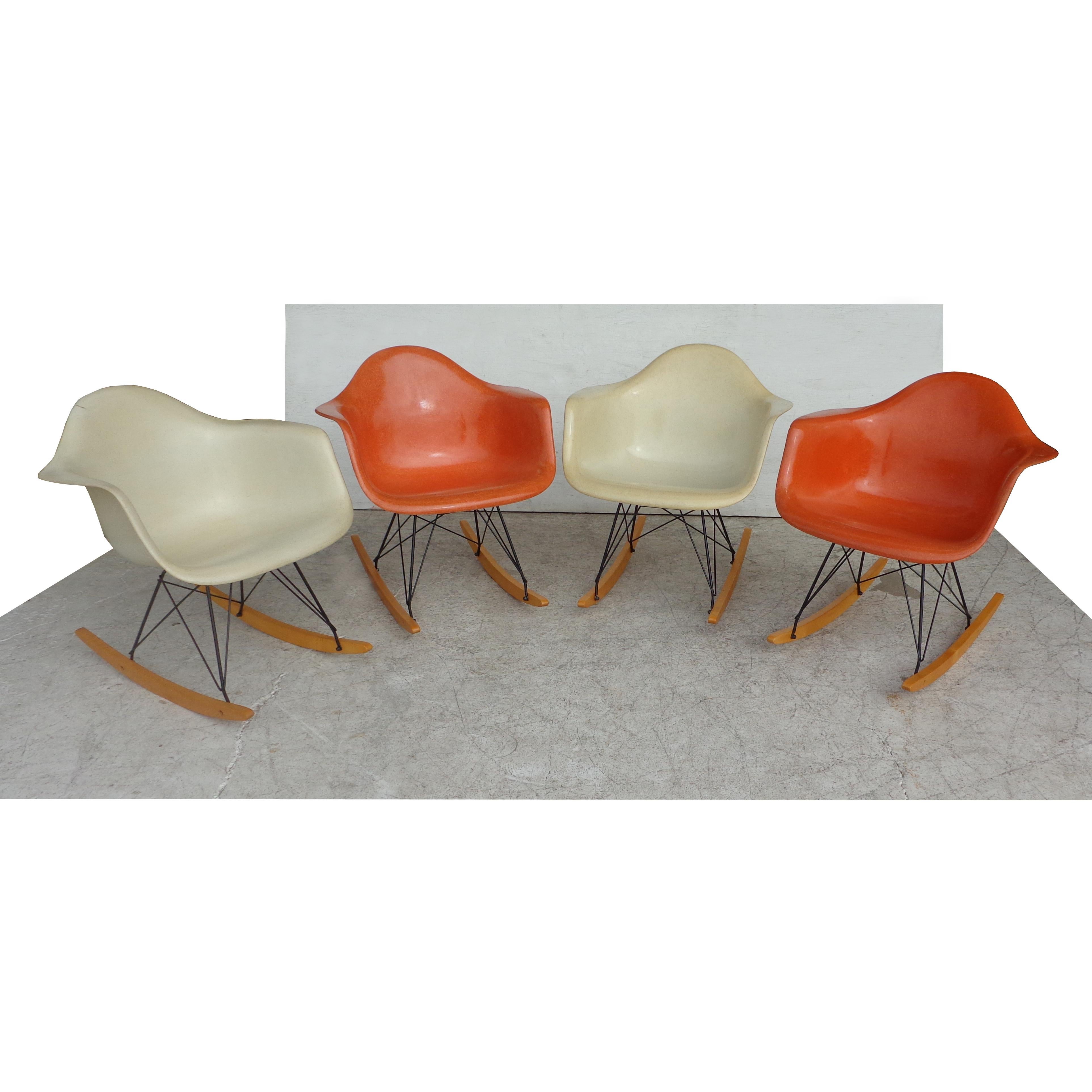 1 Herman Miller Parchment Shell Fiberglass RAR Rocker by Eames In Good Condition For Sale In Pasadena, TX
