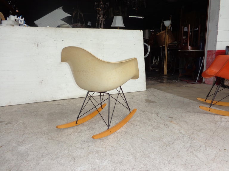 1 Herman Miller Parchment Shell Fiberglass RAR Rocker by Eames For Sale ...
