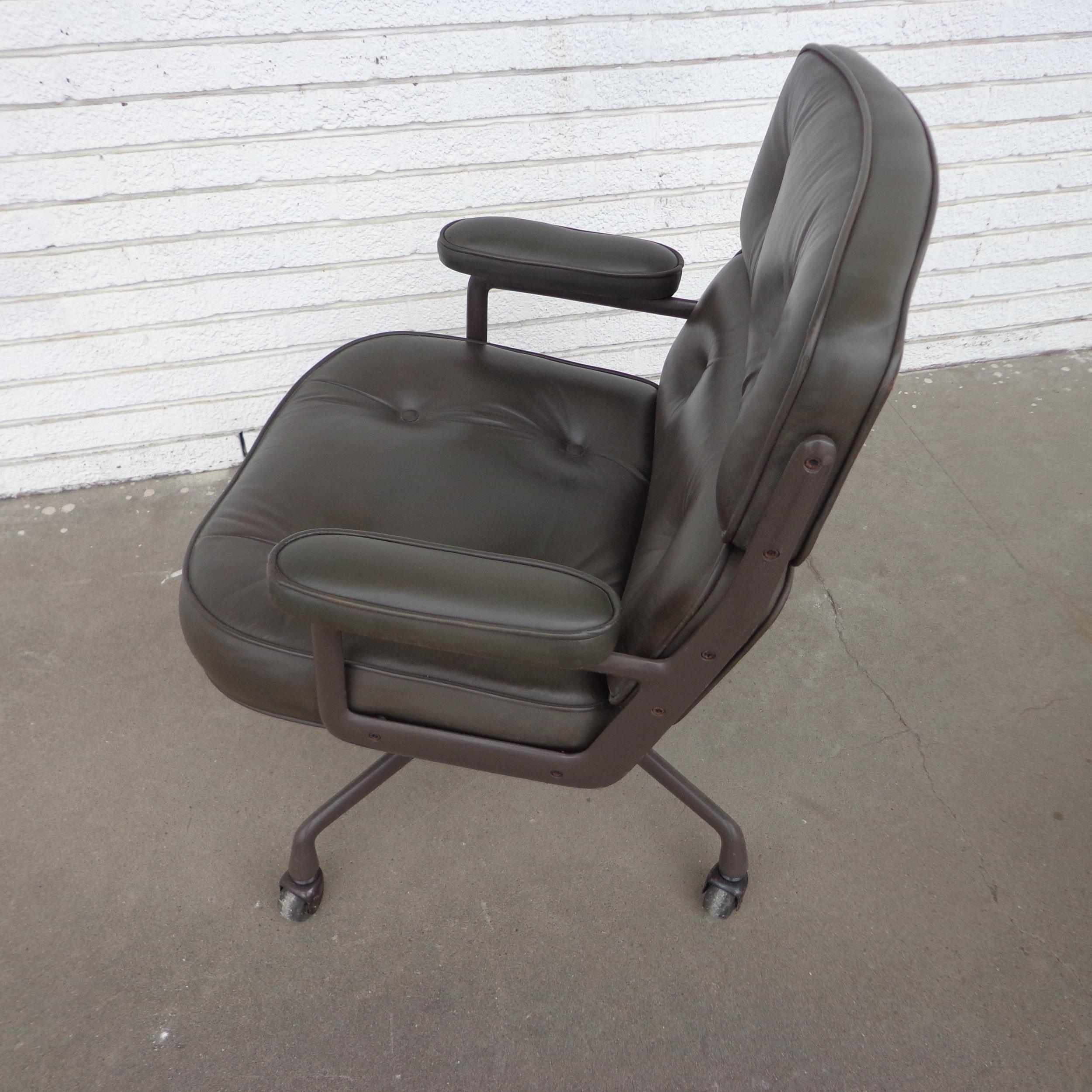 Mid-Century Modern 1 Herman Miller Time Life Office Executive Leather Chair 4-Star Base For Sale