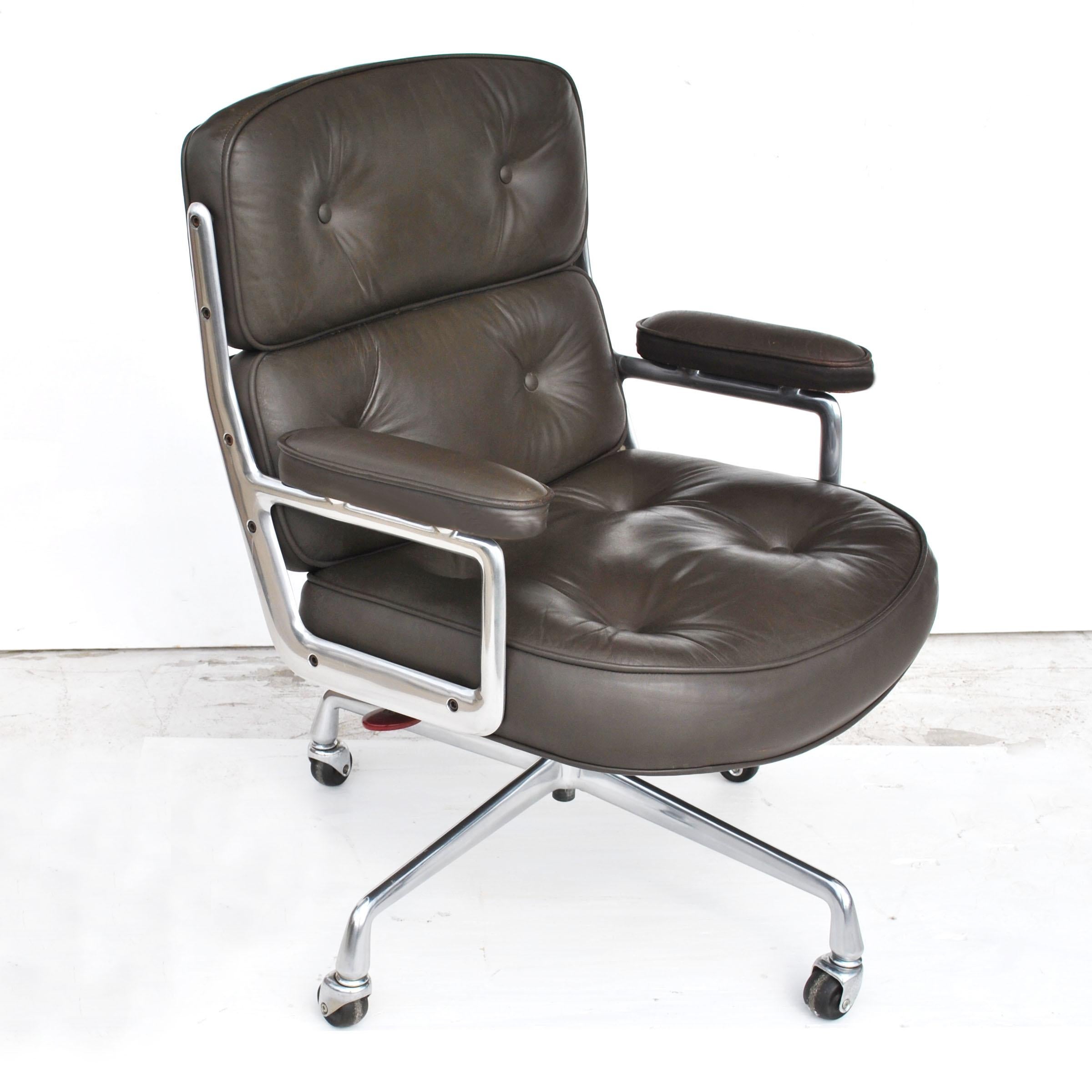 1 Herman Miller Time Life Office Executive Leather Chair 4-Star Base In Good Condition In Pasadena, TX