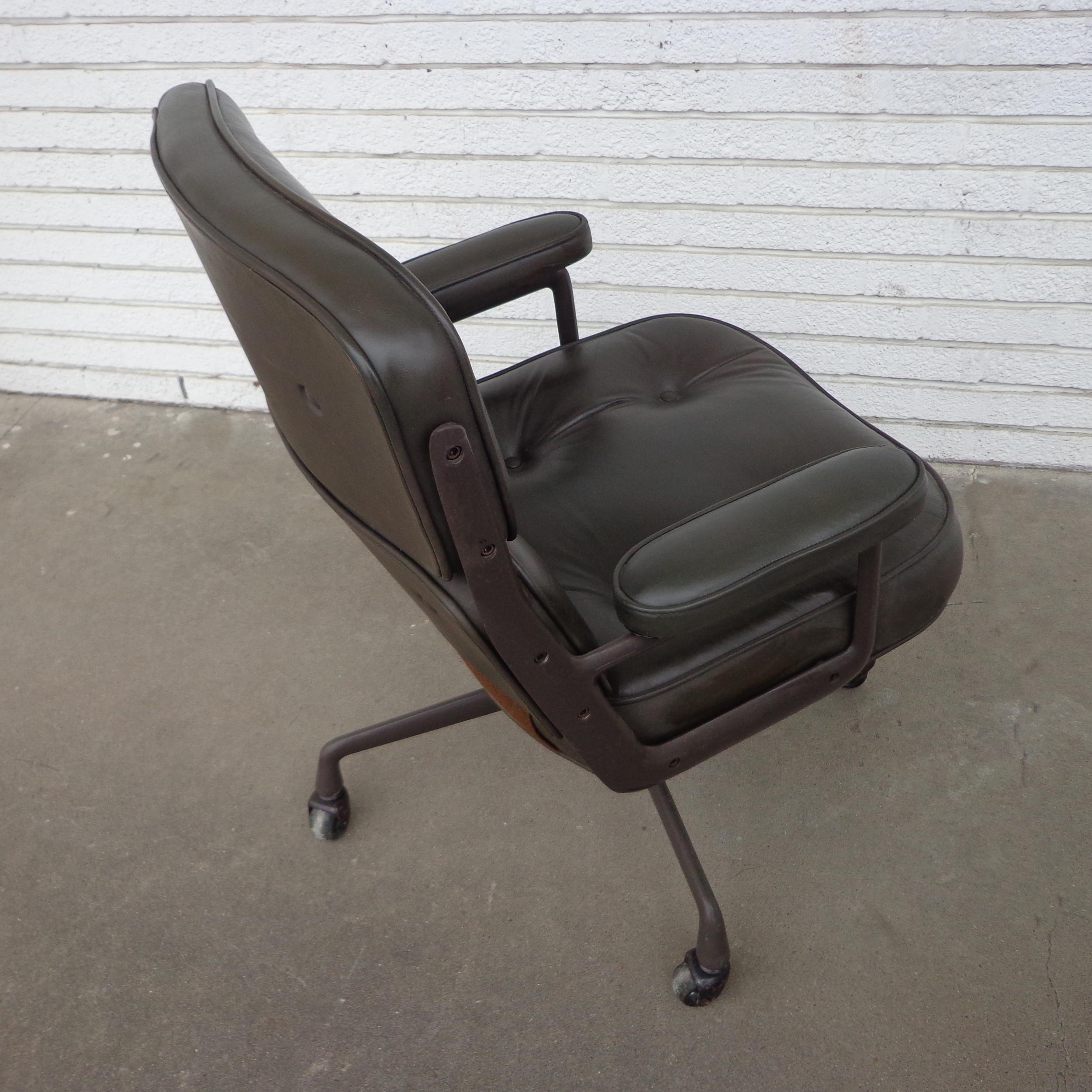 1 Herman Miller Time Life Office Executive Leather Chair 4-Star Base In Good Condition For Sale In Pasadena, TX