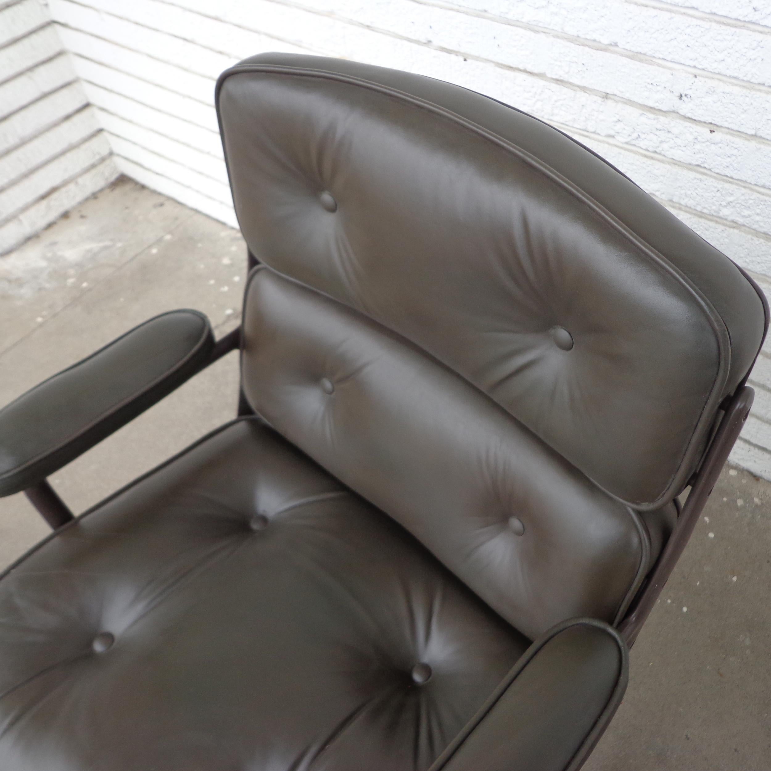 20ième siècle Chaise de bureau de direction en cuir à 4 étoiles 1 Herman Miller Time Life en vente