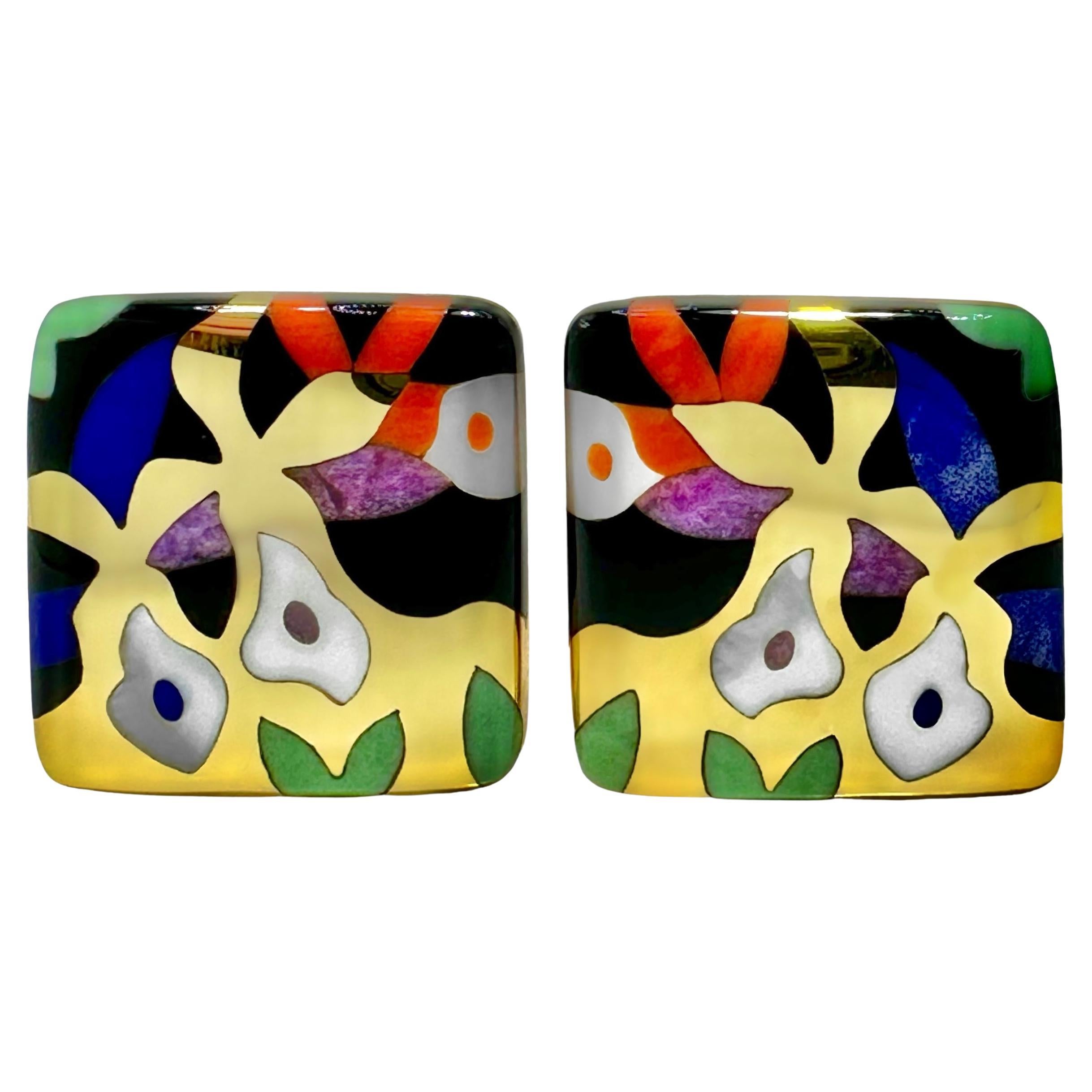 Paire de boucles d'oreilles en or jaune 14 carats conçues et réalisées par Asch Grossbart. Ces pièces artistiques sont constituées d'incrustations de pierres taillées avec précision dans un motif floral sur fond d'or. Grâce à l'incorporation