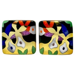 Orecchini in oro giallo da 1 pollice per 1 pollice Asch Grossbardt con disegno floreale e pietre intarsiate