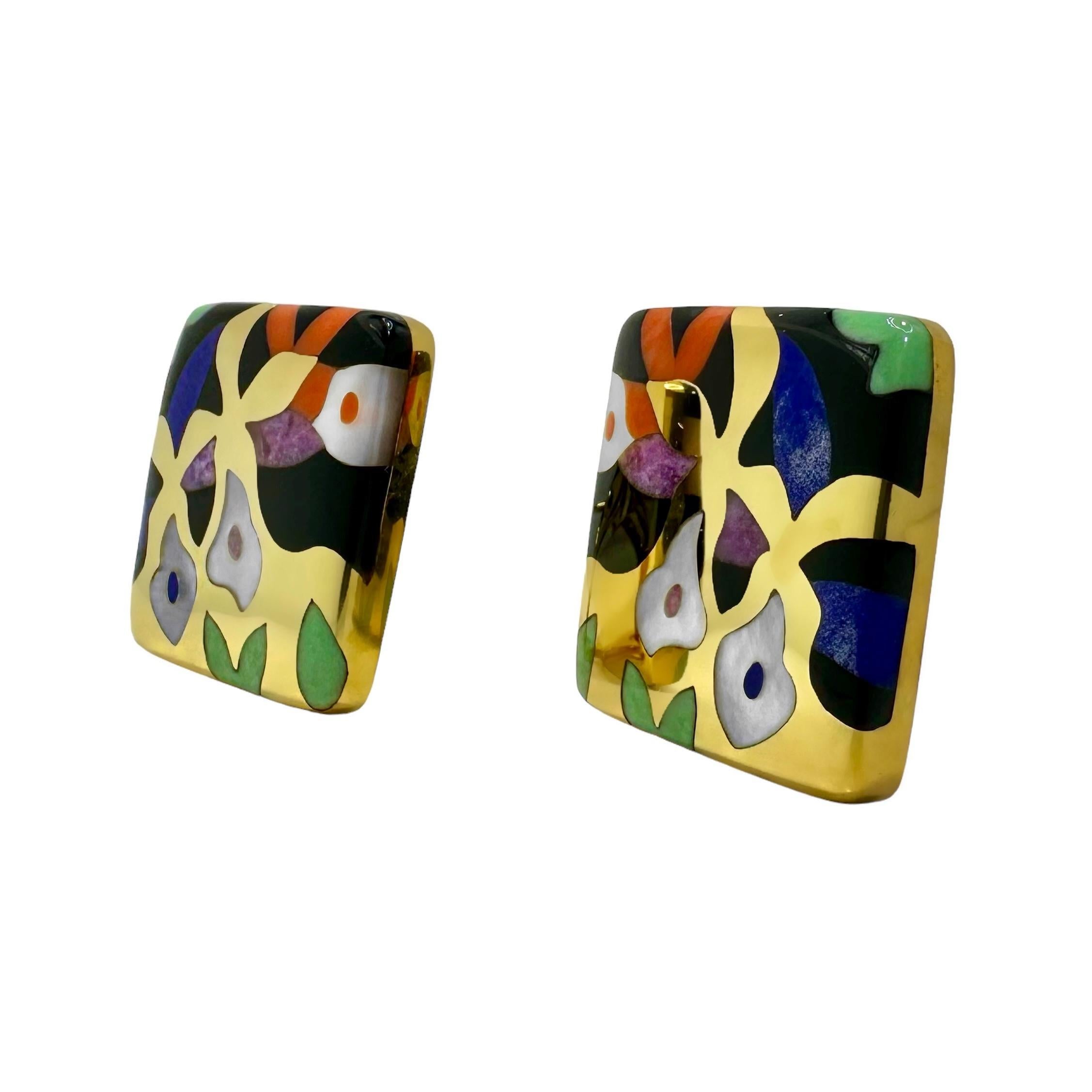 Taille cabochon Asch Grossbardt, boucles d'oreilles en or jaune avec motif floral incrusté de pierres de 1 pouce par 1 pouce en vente