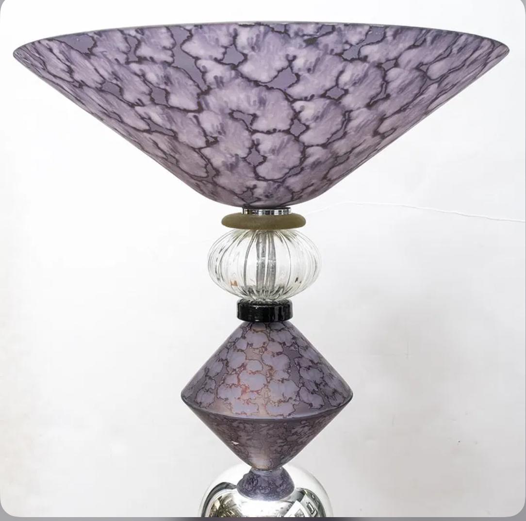 Diese auffällige Leuchte mit amethystfarbenen Glasakzenten, kupferfarbenem Metallfinish und Kristallelementen steht auf einem polierten Nickelsockel mit venezianischen Glasdetails. Das an Textur und Eleganz reiche Stück wurde ursprünglich 2014 von