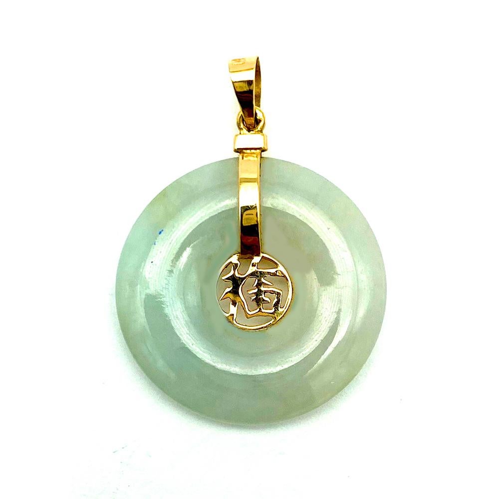 Pendentif de bonne chance en jade vert
Le métal est de l'or jaune 14 carats 
Un pendentif très doux

G.I.A. Gemologiste inspecté et évalué