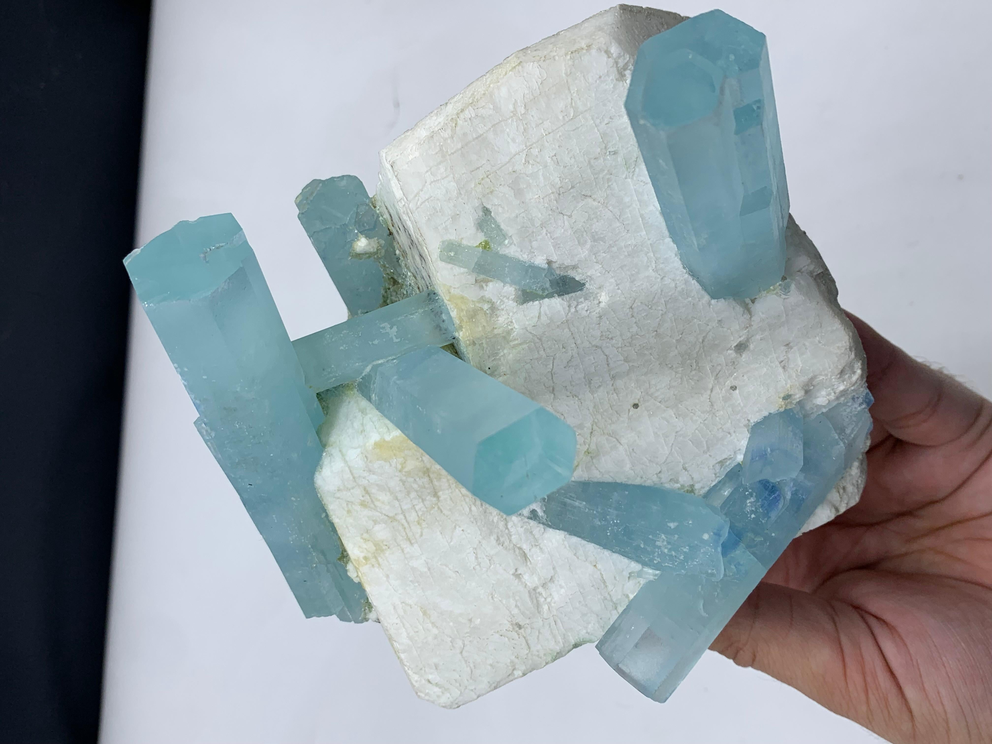 1 kg de cristaux d'aigue-marine massifs attachés au grand Feldspar du Pakistan en vente 2