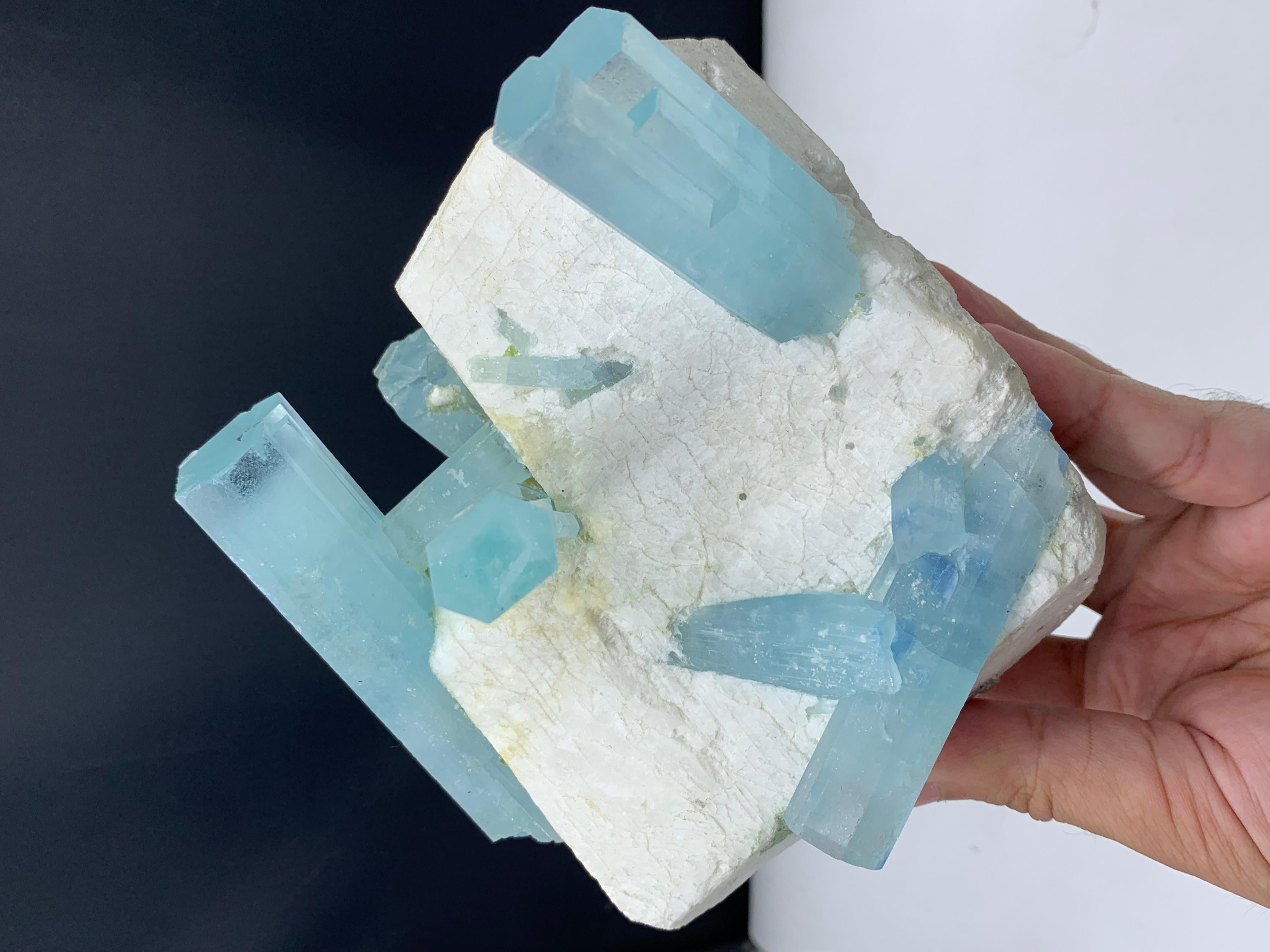 1 kg de cristaux d'aigue-marine massifs attachés au grand Feldspar du Pakistan en vente 3