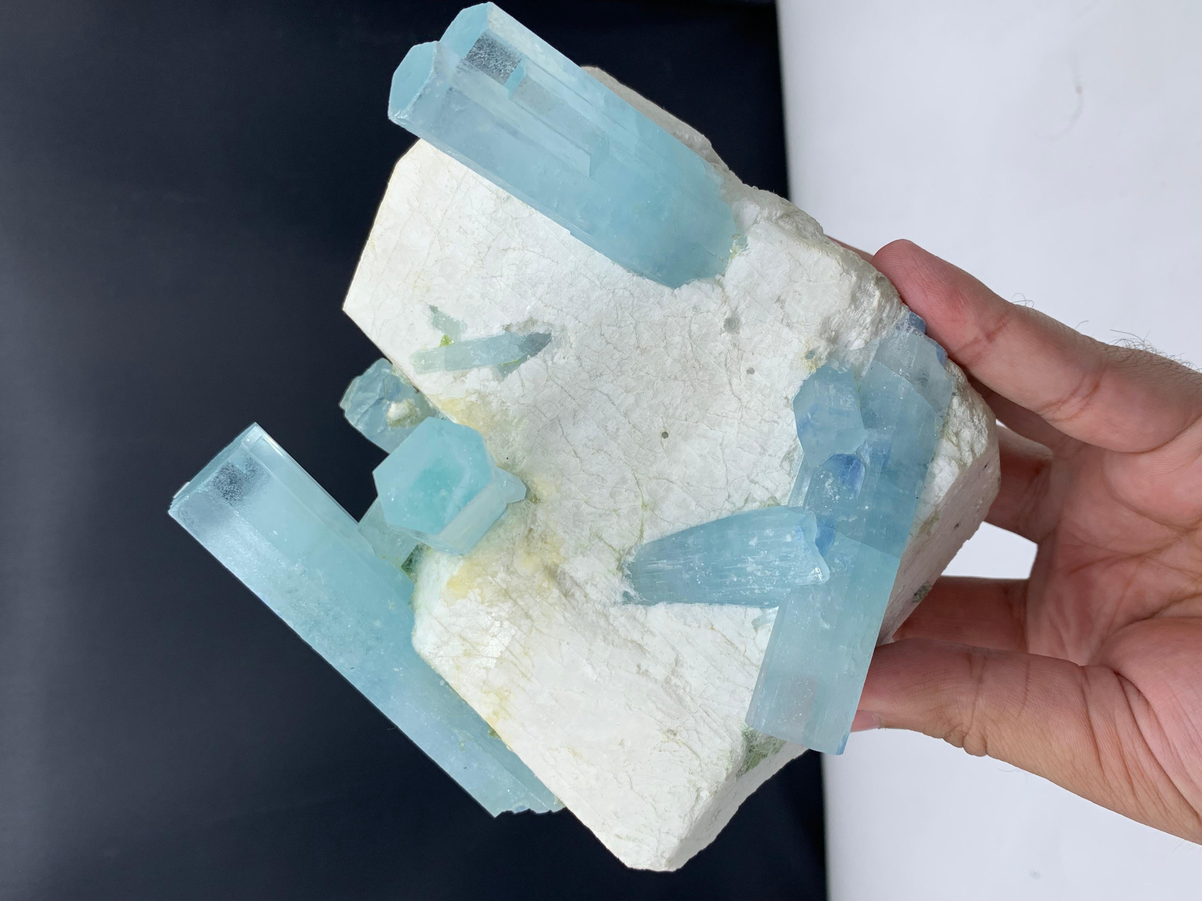 1 kg de cristaux d'aigue-marine massifs attachés au grand Feldspar du Pakistan Bon état - En vente à Peshawar, PK