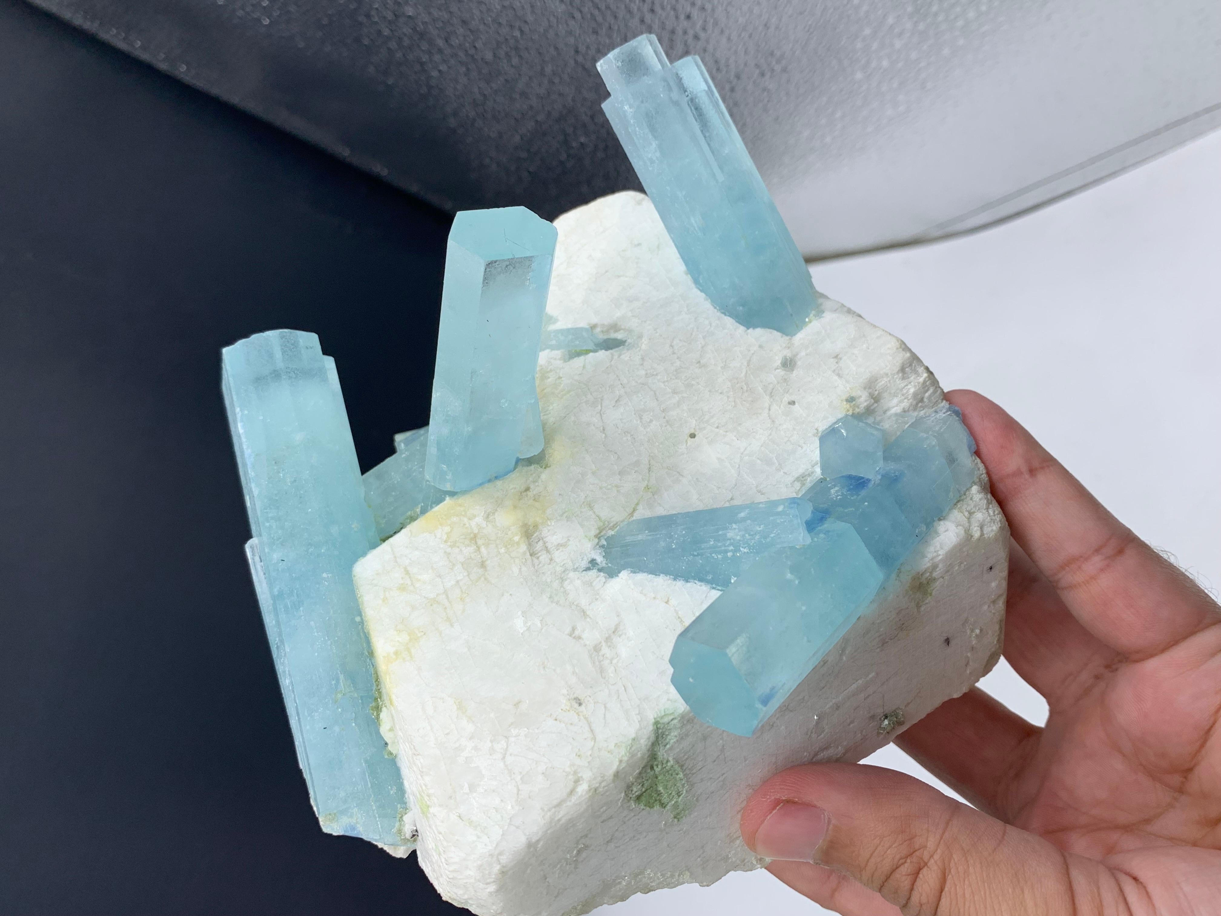 XVIIIe siècle et antérieur 1 kg de cristaux d'aigue-marine massifs attachés au grand Feldspar du Pakistan en vente