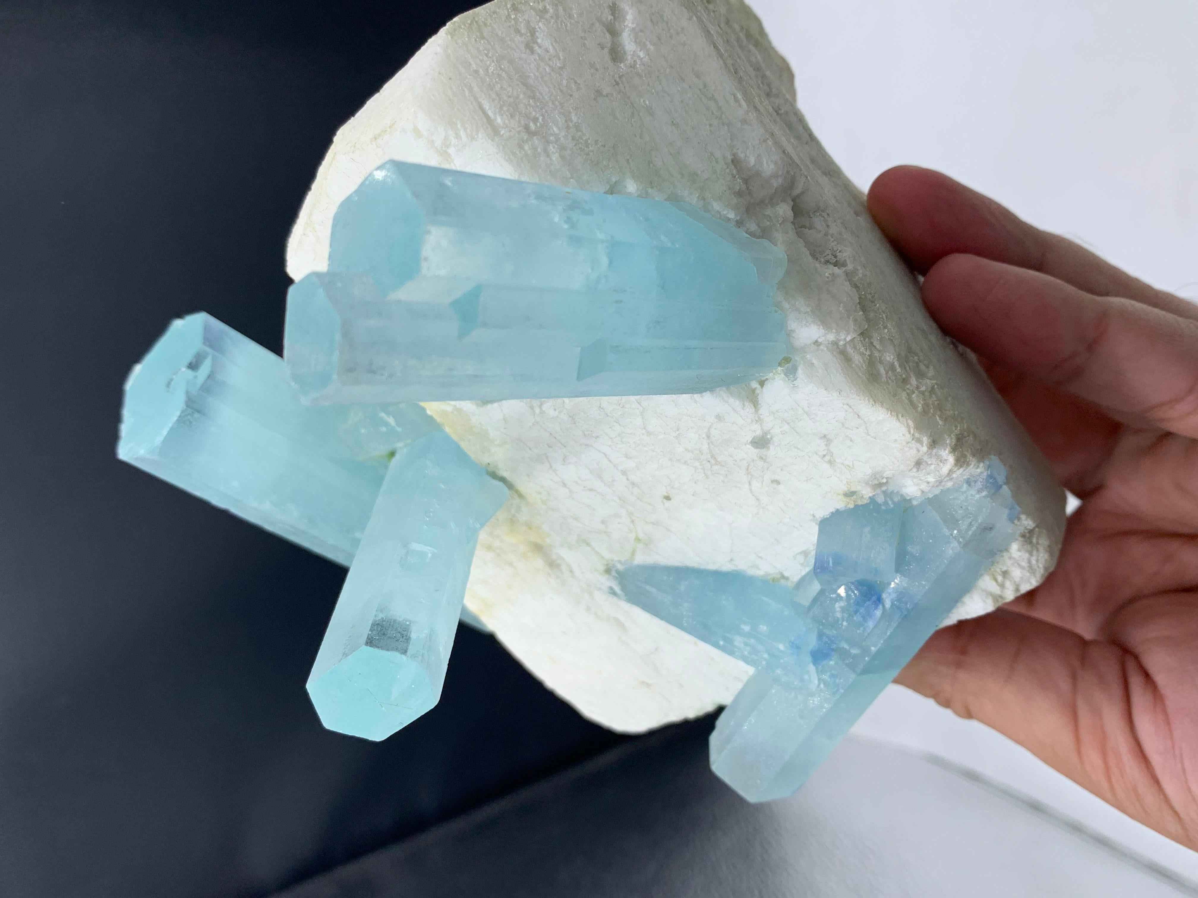 Cristal de roche 1 kg de cristaux d'aigue-marine massifs attachés au grand Feldspar du Pakistan en vente