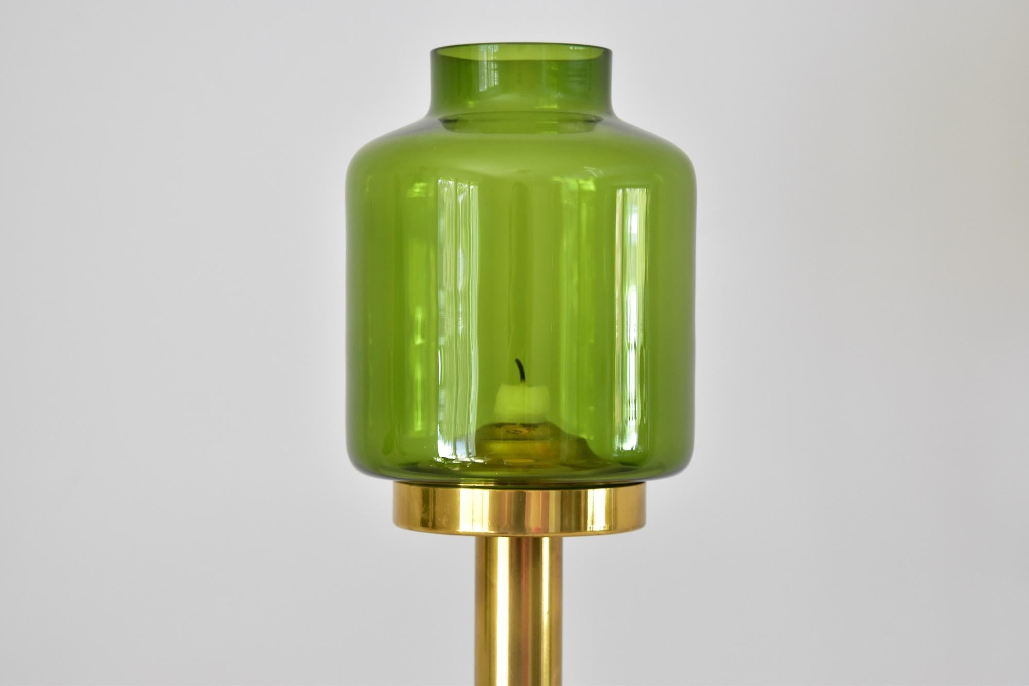 Beautiful candlestick by Hans-Agne Jakobsson. 

Green glass and brass base with a spring mechanism that push up the candle while it burns. 
Very nice condition. Price for one candleholder.


  