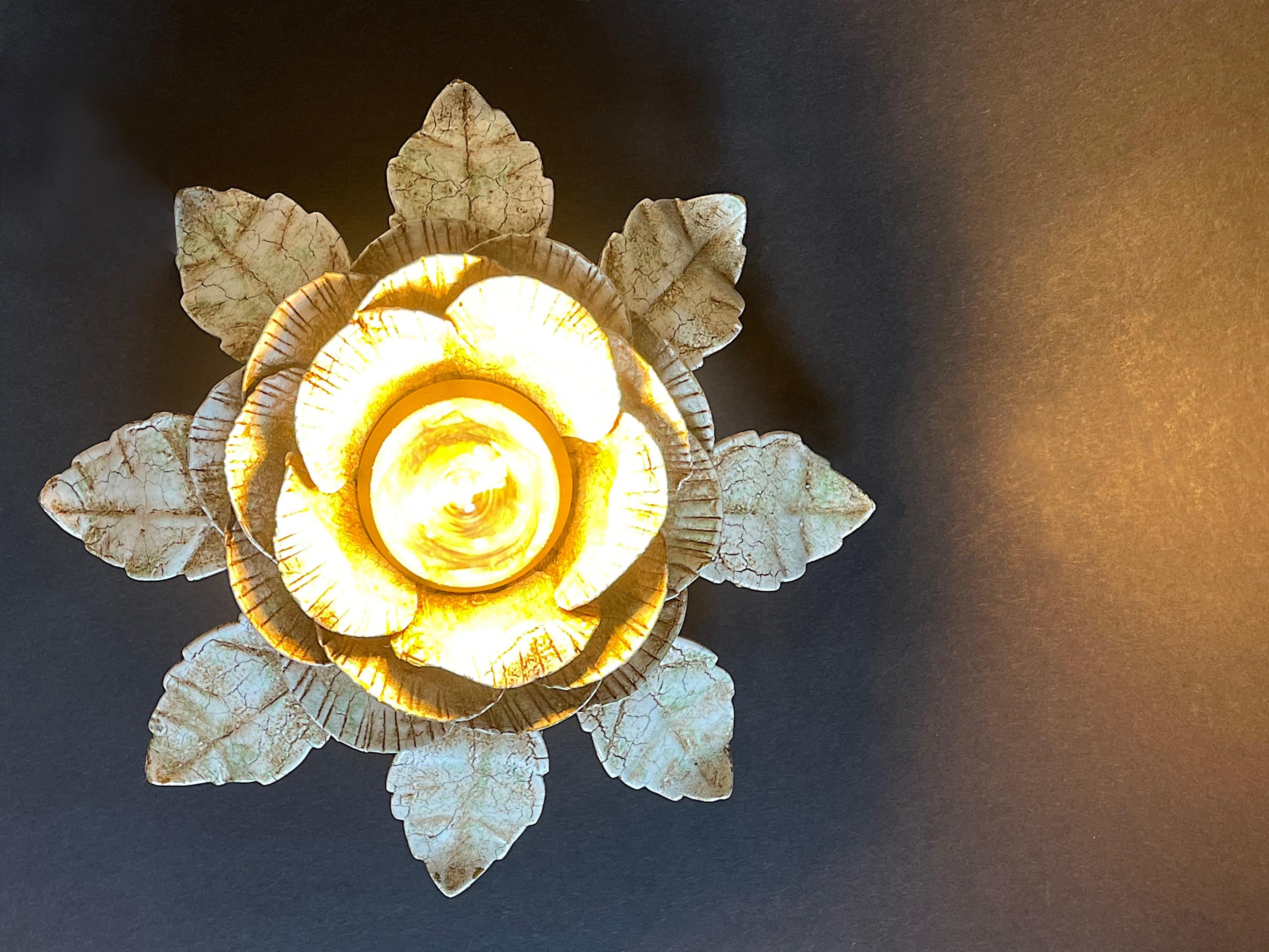 Blättrige und florale Decken- oder Wandleuchte, Hans Möller, Deutschland, 1970er Jahre.
Das Zentrum dieser beeindruckenden kleinen Lampe wird von rosenförmigen Blütenblättern gebildet, die in blättriges Laub übergehen.
Die Farben sind in antikem,