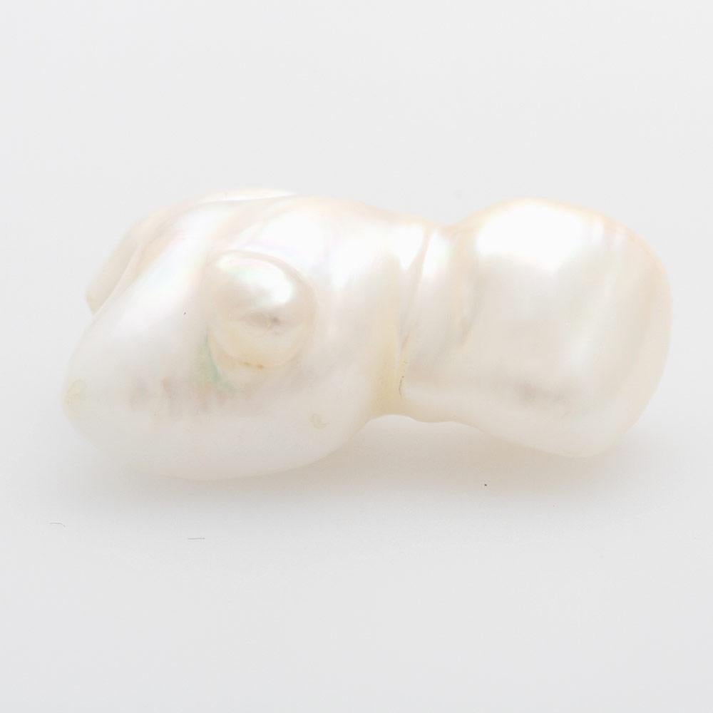 1 loose cultured pearl in baroque form. In white-rosé.
