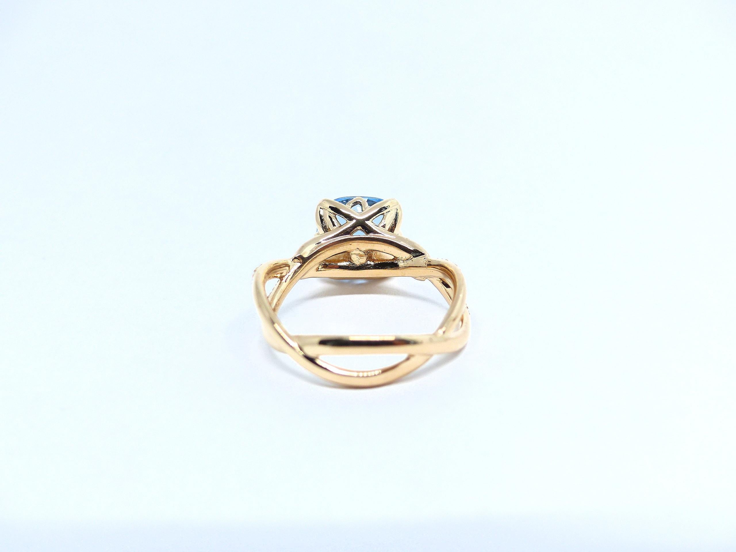 Ring in Rose Gold with 1 Aquamarine Cushion Shape 9x9mm and Diamonds. In New Condition For Sale In Idar-Oberstein, DE