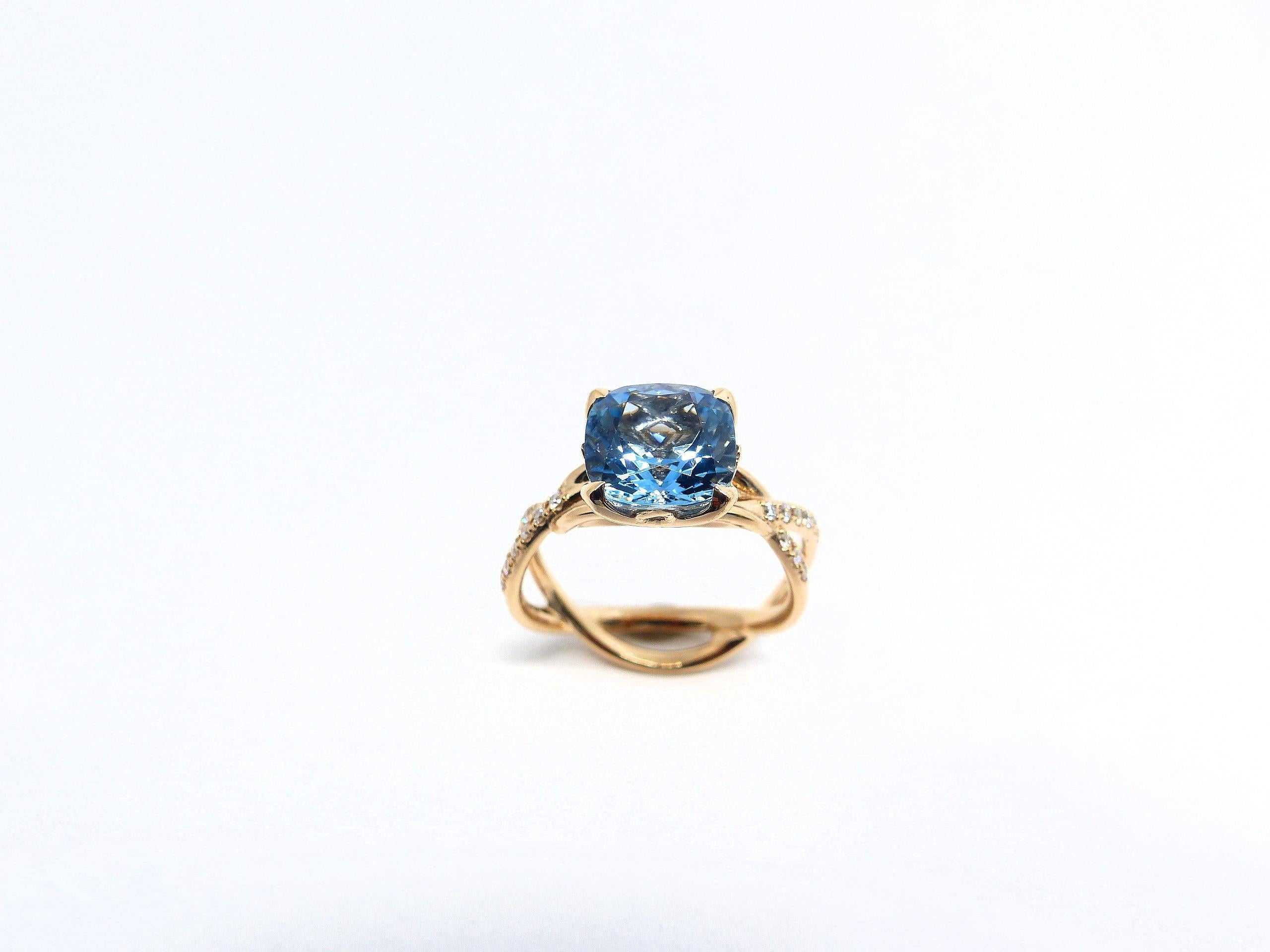 Women's Ring in Rose Gold with 1 Aquamarine Cushion Shape 9x9mm and Diamonds. For Sale