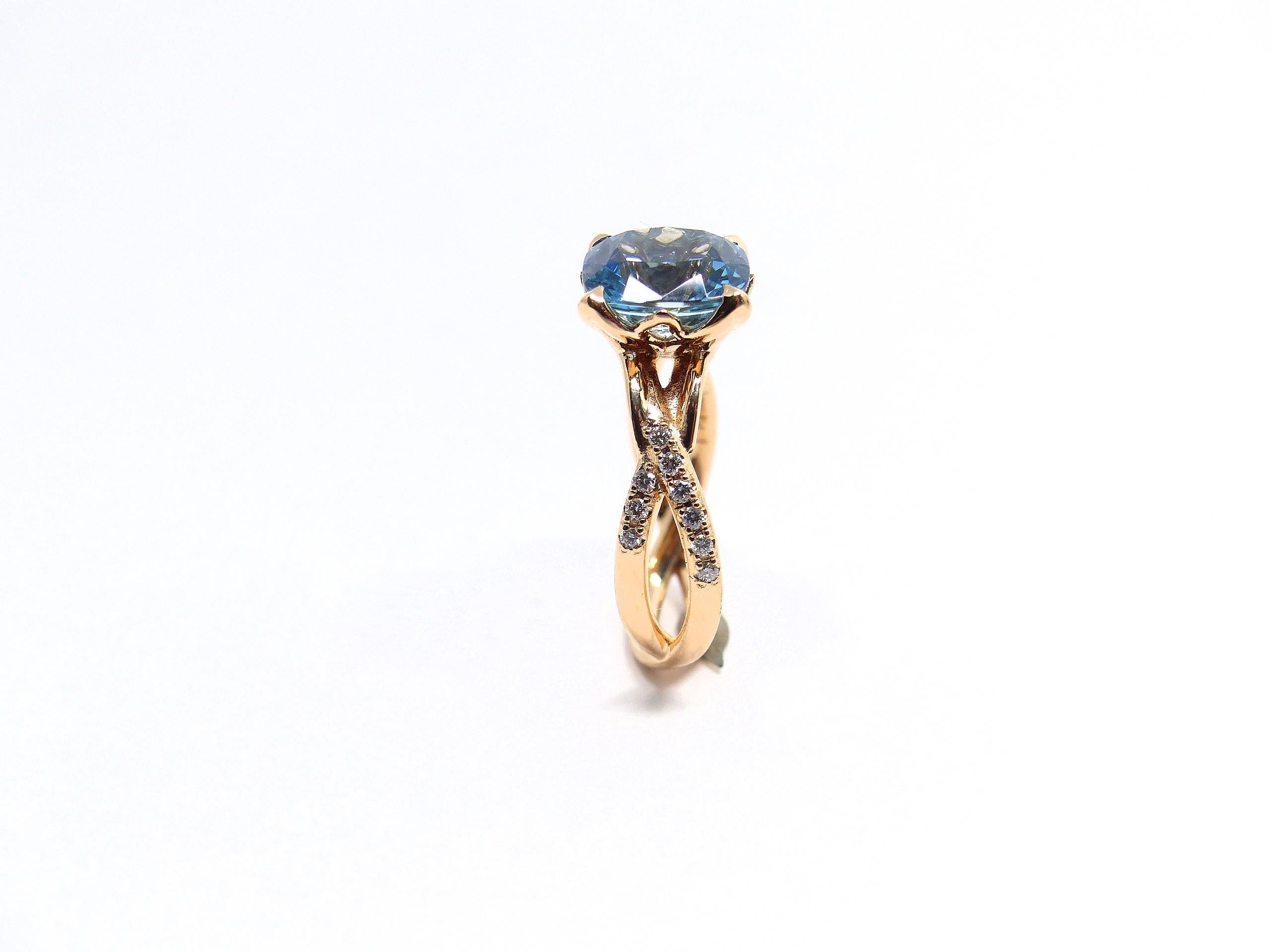 Ring in Rose Gold with 1 Aquamarine Cushion Shape 9x9mm and Diamonds. For Sale 2